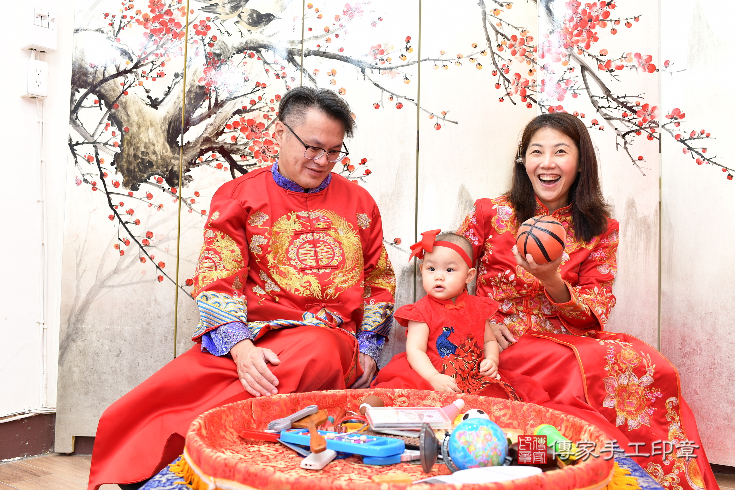 新北市永和區瑄瑄寶寶抓周推薦:傳家新北店抓周度脺中國風會場,嬰兒古禮抓周流程儀式吉祥話、抓周道具物品24種、拍照。抓周證書。2025.8.23,照片5 新北市永和區瑄瑄寶寶抓周推薦:傳家新北店抓周度脺中國風會場,嬰兒古禮抓周流程儀式吉祥話、抓周道具物品24種、拍照。抓周證書。2025.8.23,照片5