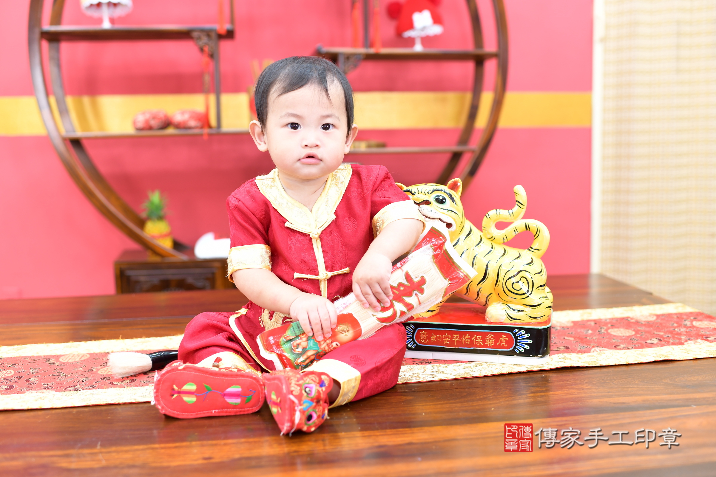 新北市永和區誠誠寶寶抓周推薦:傳家新北店抓周度脺中國風會場,嬰兒古禮抓周流程儀式吉祥話、抓周道具物品24種、拍照。抓周證書。2025.8.23,照片15 新北市永和區誠誠寶寶抓周推薦:傳家新北店抓周度脺中國風會場,嬰兒古禮抓周流程儀式吉祥話、抓周道具物品24種、拍照。抓周證書。2025.8.23,照片15