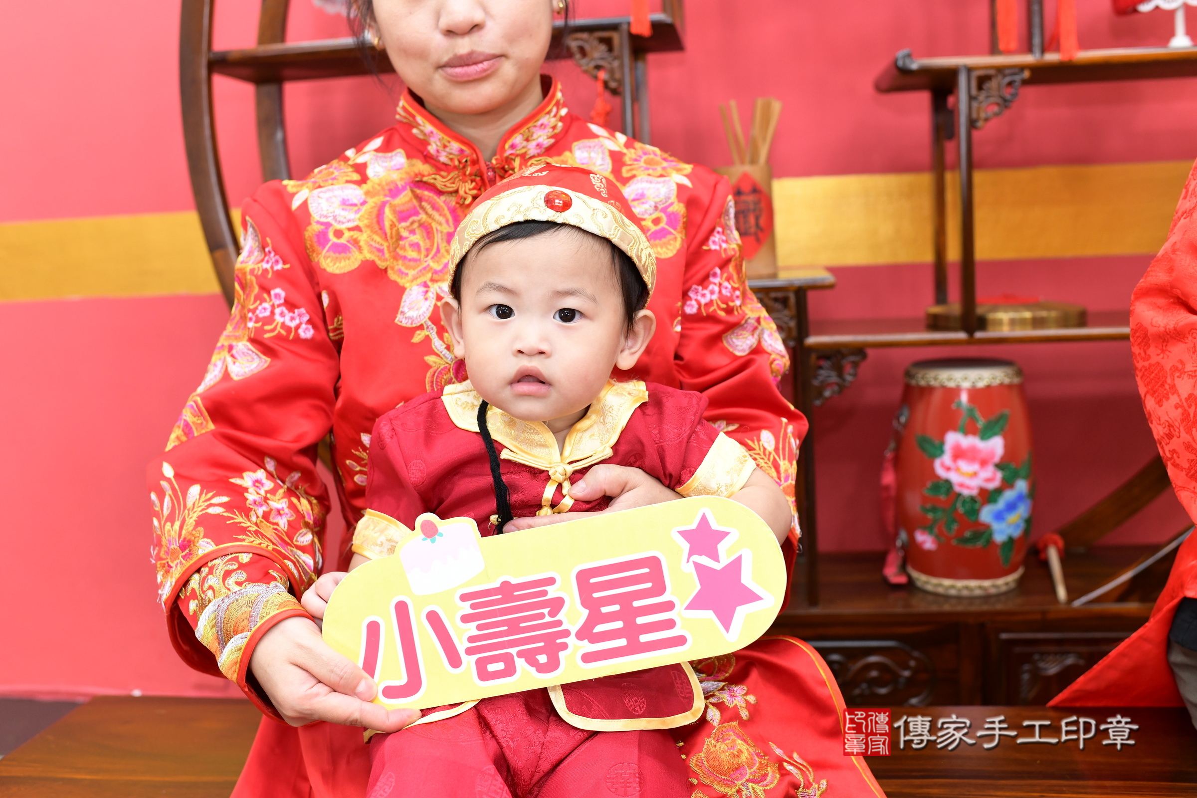 新北市永和區誠誠寶寶抓周推薦：傳家新北店抓周度脺中國風會場，嬰兒古禮抓周流程儀式吉祥話、抓周道具物品24種、拍照。抓周證書。2025.8.23，照片1
