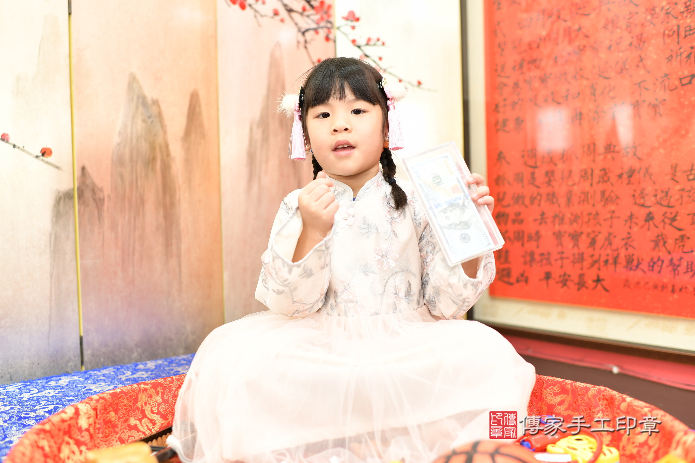 新北市永和區誠誠寶寶抓周推薦:傳家新北店抓周度脺中國風會場,嬰兒古禮抓周流程儀式吉祥話、抓周道具物品24種、拍照。抓周證書。2025.8.23,照片4 新北市永和區誠誠寶寶抓周推薦:傳家新北店抓周度脺中國風會場,嬰兒古禮抓周流程儀式吉祥話、抓周道具物品24種、拍照。抓周證書。2025.8.23,照片4