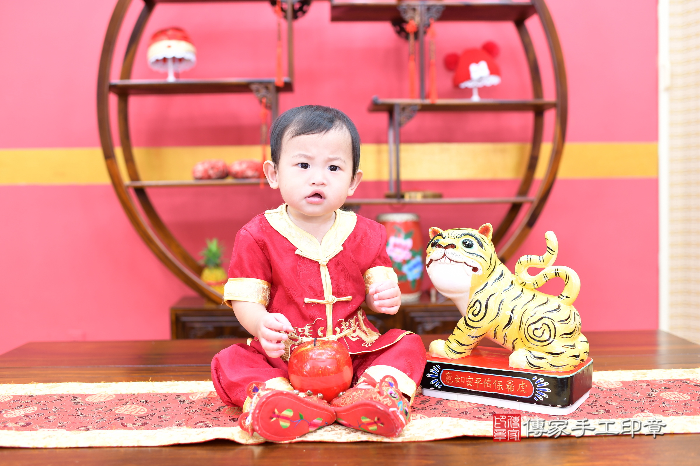 新北市永和區誠誠寶寶抓周推薦:傳家新北店抓周度脺中國風會場,嬰兒古禮抓周流程儀式吉祥話、抓周道具物品24種、拍照。抓周證書。2025.8.23,照片12 新北市永和區誠誠寶寶抓周推薦:傳家新北店抓周度脺中國風會場,嬰兒古禮抓周流程儀式吉祥話、抓周道具物品24種、拍照。抓周證書。2025.8.23,照片12