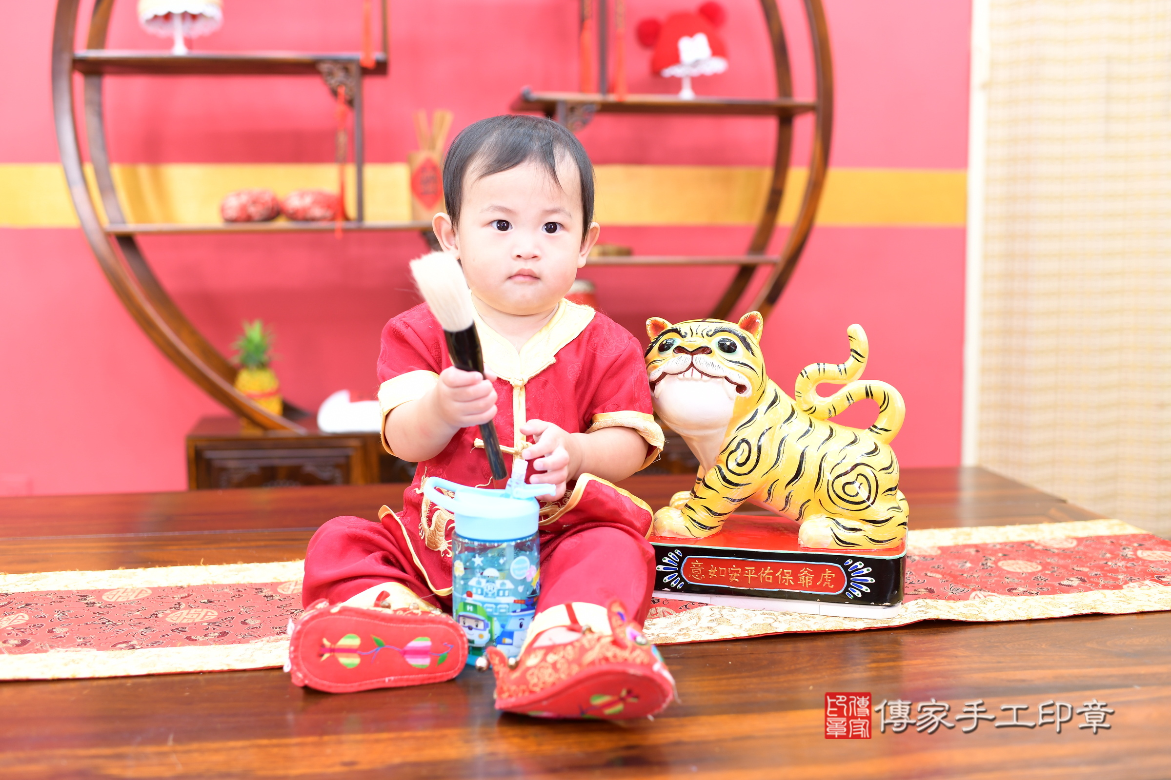 新北市永和區誠誠寶寶抓周推薦:傳家新北店抓周度脺中國風會場,嬰兒古禮抓周流程儀式吉祥話、抓周道具物品24種、拍照。抓周證書。2025.8.23,照片14 新北市永和區誠誠寶寶抓周推薦:傳家新北店抓周度脺中國風會場,嬰兒古禮抓周流程儀式吉祥話、抓周道具物品24種、拍照。抓周證書。2025.8.23,照片14