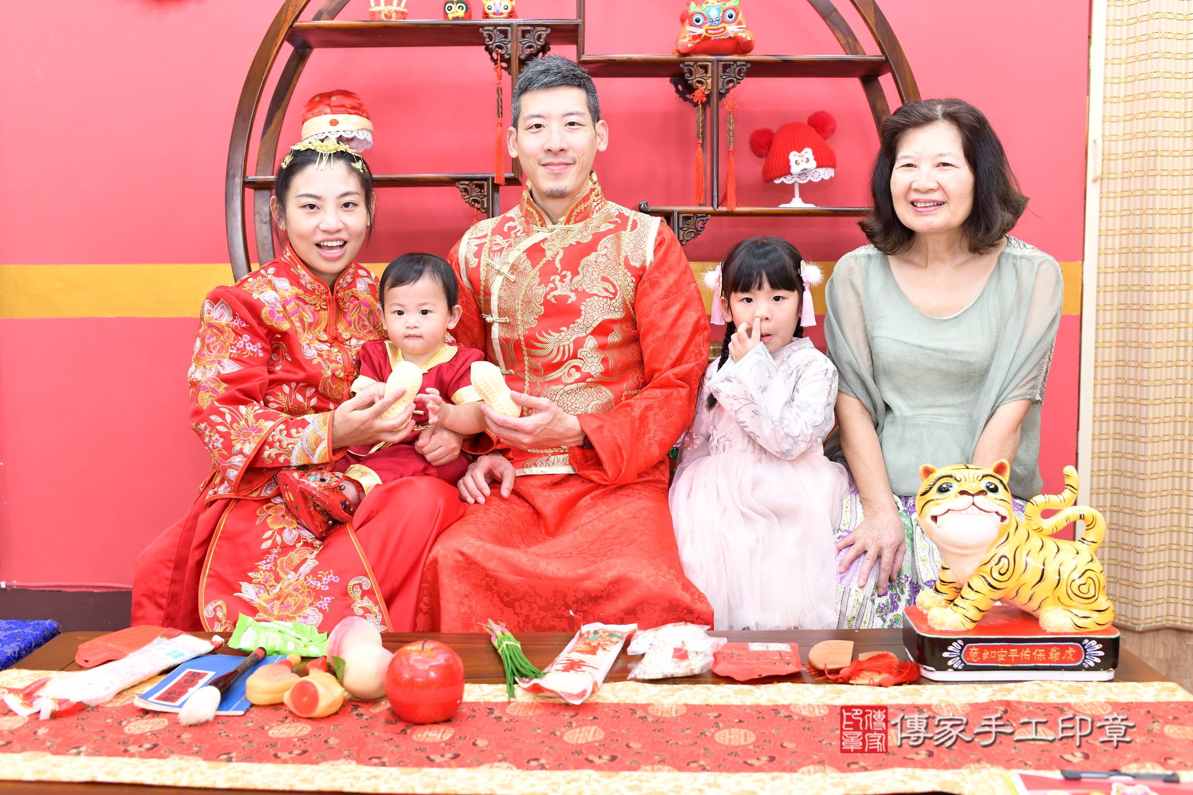 新北市永和區誠誠寶寶抓周推薦:傳家新北店抓周度脺中國風會場,嬰兒古禮抓周流程儀式吉祥話、抓周道具物品24種、拍照。抓周證書。2025.8.23,照片10 新北市永和區誠誠寶寶抓周推薦:傳家新北店抓周度脺中國風會場,嬰兒古禮抓周流程儀式吉祥話、抓周道具物品24種、拍照。抓周證書。2025.8.23,照片10