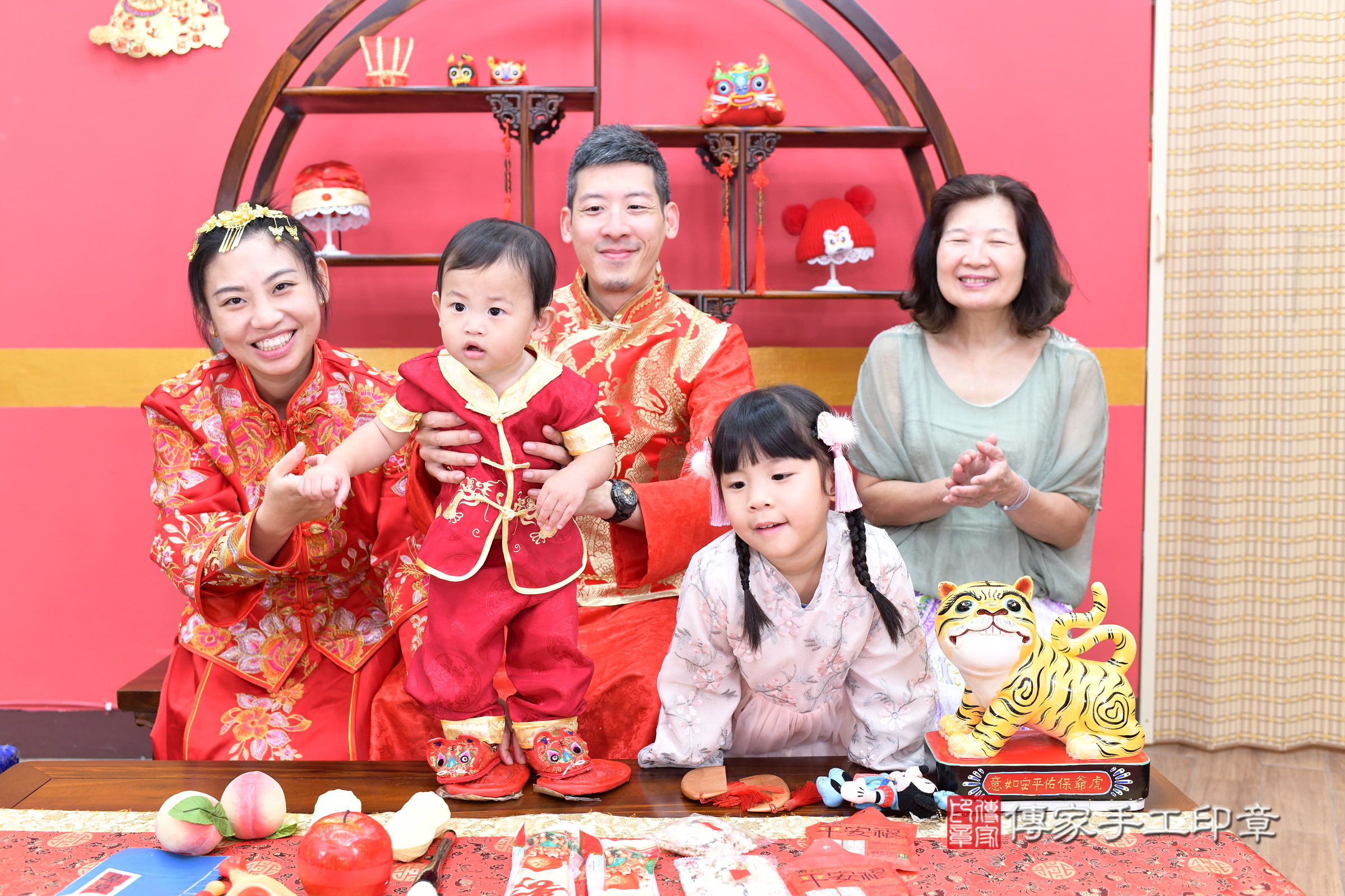 新北市永和區誠誠寶寶抓周推薦:傳家新北店抓周度脺中國風會場,嬰兒古禮抓周流程儀式吉祥話、抓周道具物品24種、拍照。抓周證書。2025.8.23,照片9 新北市永和區誠誠寶寶抓周推薦:傳家新北店抓周度脺中國風會場,嬰兒古禮抓周流程儀式吉祥話、抓周道具物品24種、拍照。抓周證書。2025.8.23,照片9