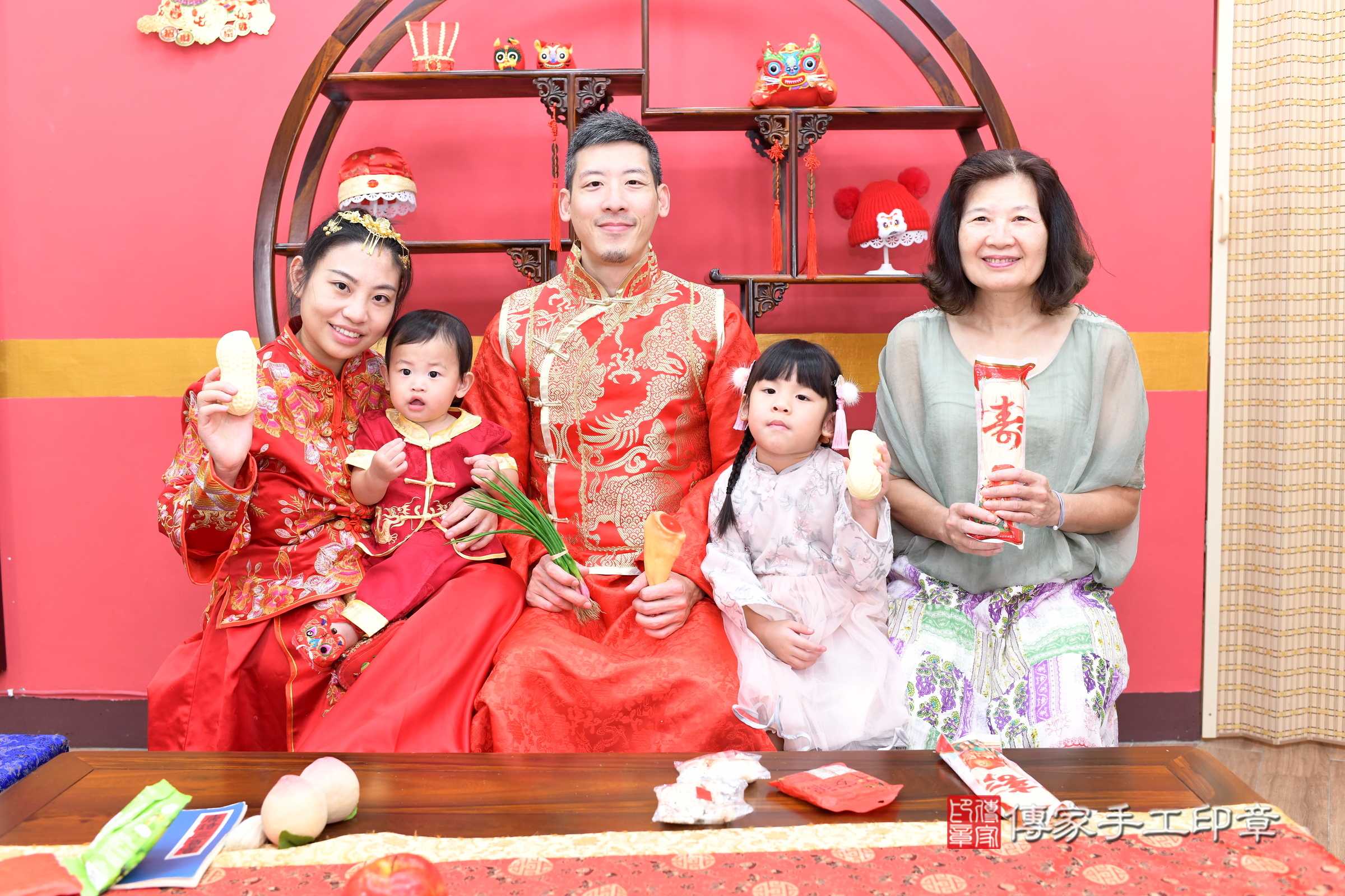 新北市永和區誠誠寶寶抓周推薦:傳家新北店抓周度脺中國風會場,嬰兒古禮抓周流程儀式吉祥話、抓周道具物品24種、拍照。抓周證書。2025.8.23,照片13 新北市永和區誠誠寶寶抓周推薦:傳家新北店抓周度脺中國風會場,嬰兒古禮抓周流程儀式吉祥話、抓周道具物品24種、拍照。抓周證書。2025.8.23,照片13