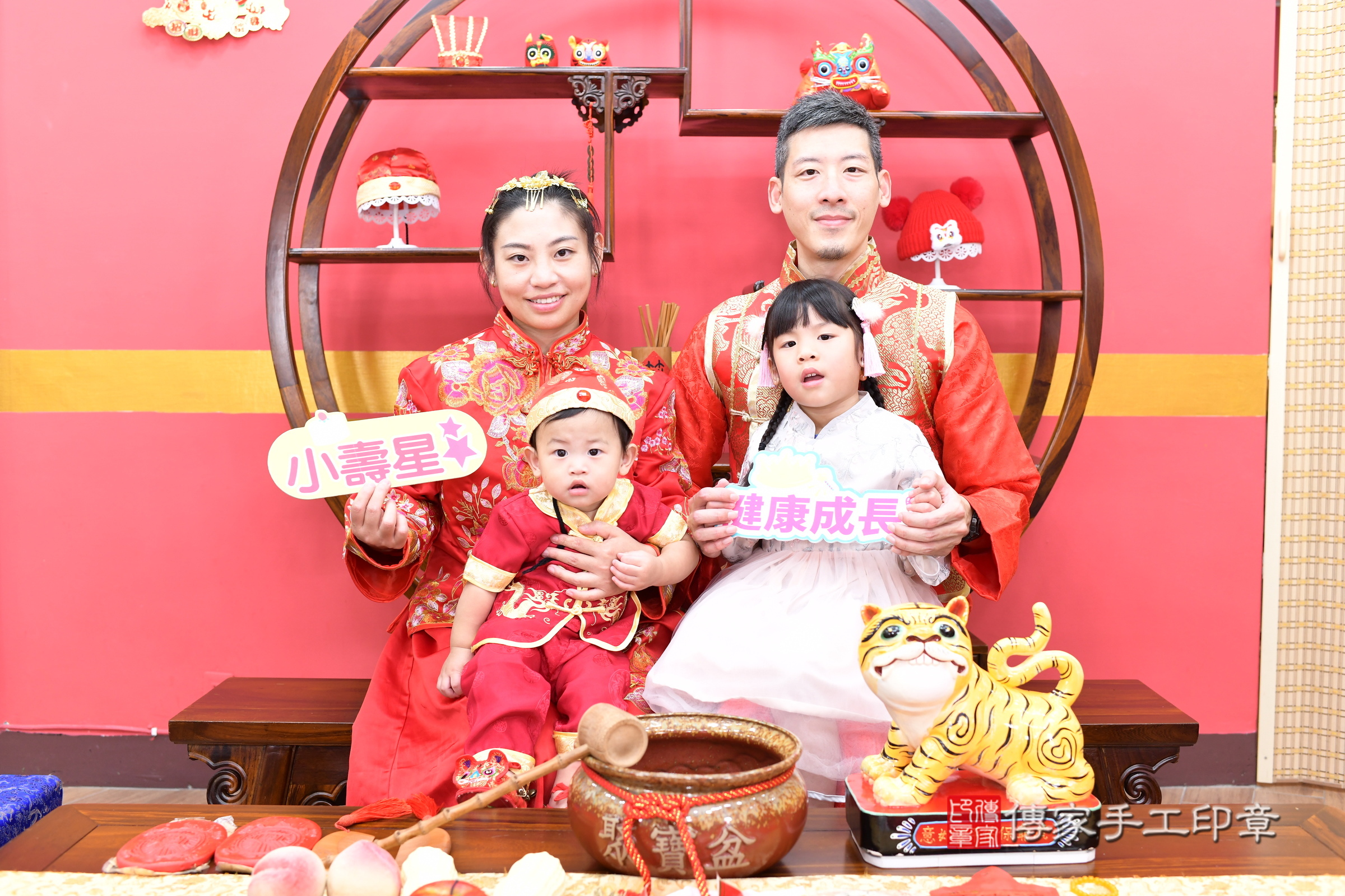 新北市永和區誠誠寶寶抓周推薦:傳家新北店抓周度脺中國風會場,嬰兒古禮抓周流程儀式吉祥話、抓周道具物品24種、拍照。抓周證書。2025.8.23,照片2 新北市永和區誠誠寶寶抓周推薦:傳家新北店抓周度脺中國風會場,嬰兒古禮抓周流程儀式吉祥話、抓周道具物品24種、拍照。抓周證書。2025.8.23,照片2