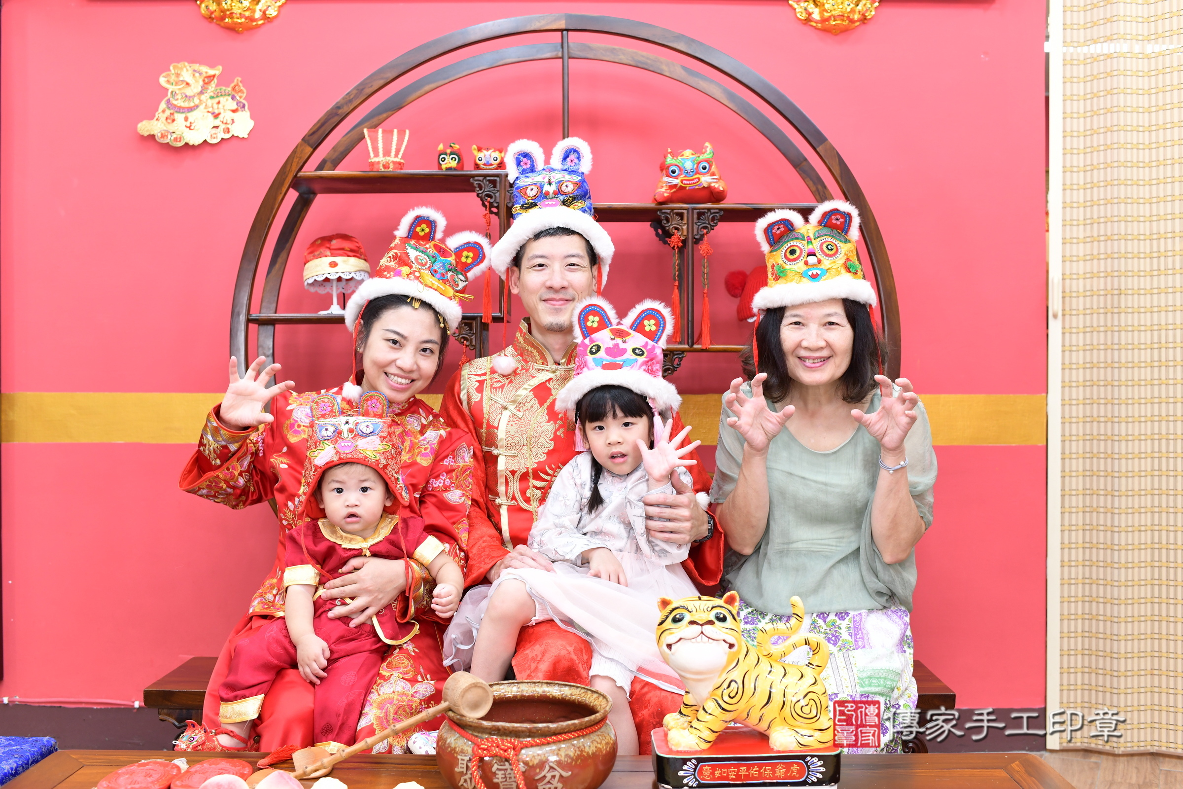 新北市永和區誠誠寶寶抓周推薦:傳家新北店抓周度脺中國風會場,嬰兒古禮抓周流程儀式吉祥話、抓周道具物品24種、拍照。抓周證書。2025.8.23,照片18 新北市永和區誠誠寶寶抓周推薦:傳家新北店抓周度脺中國風會場,嬰兒古禮抓周流程儀式吉祥話、抓周道具物品24種、拍照。抓周證書。2025.8.23,照片18