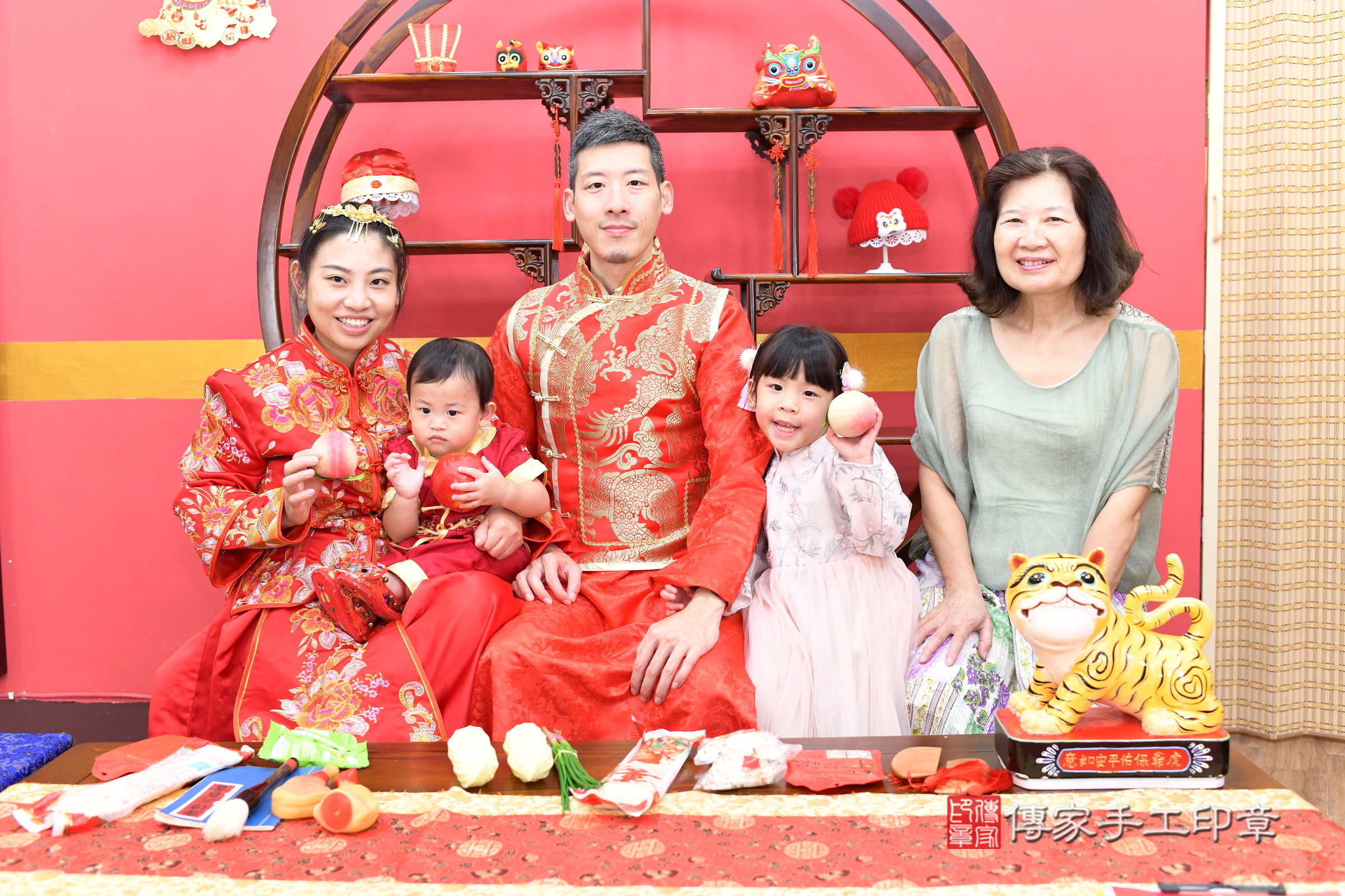 新北市永和區誠誠寶寶抓周推薦:傳家新北店抓周度脺中國風會場,嬰兒古禮抓周流程儀式吉祥話、抓周道具物品24種、拍照。抓周證書。2025.8.23,照片11 新北市永和區誠誠寶寶抓周推薦:傳家新北店抓周度脺中國風會場,嬰兒古禮抓周流程儀式吉祥話、抓周道具物品24種、拍照。抓周證書。2025.8.23,照片11