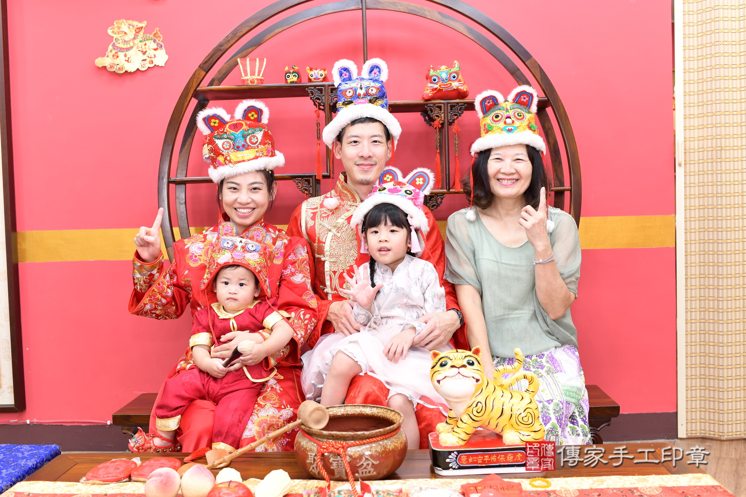 新北市永和區誠誠寶寶抓周推薦:傳家新北店抓周度脺中國風會場,嬰兒古禮抓周流程儀式吉祥話、抓周道具物品24種、拍照。抓周證書。2025.8.23,照片17 新北市永和區誠誠寶寶抓周推薦:傳家新北店抓周度脺中國風會場,嬰兒古禮抓周流程儀式吉祥話、抓周道具物品24種、拍照。抓周證書。2025.8.23,照片17