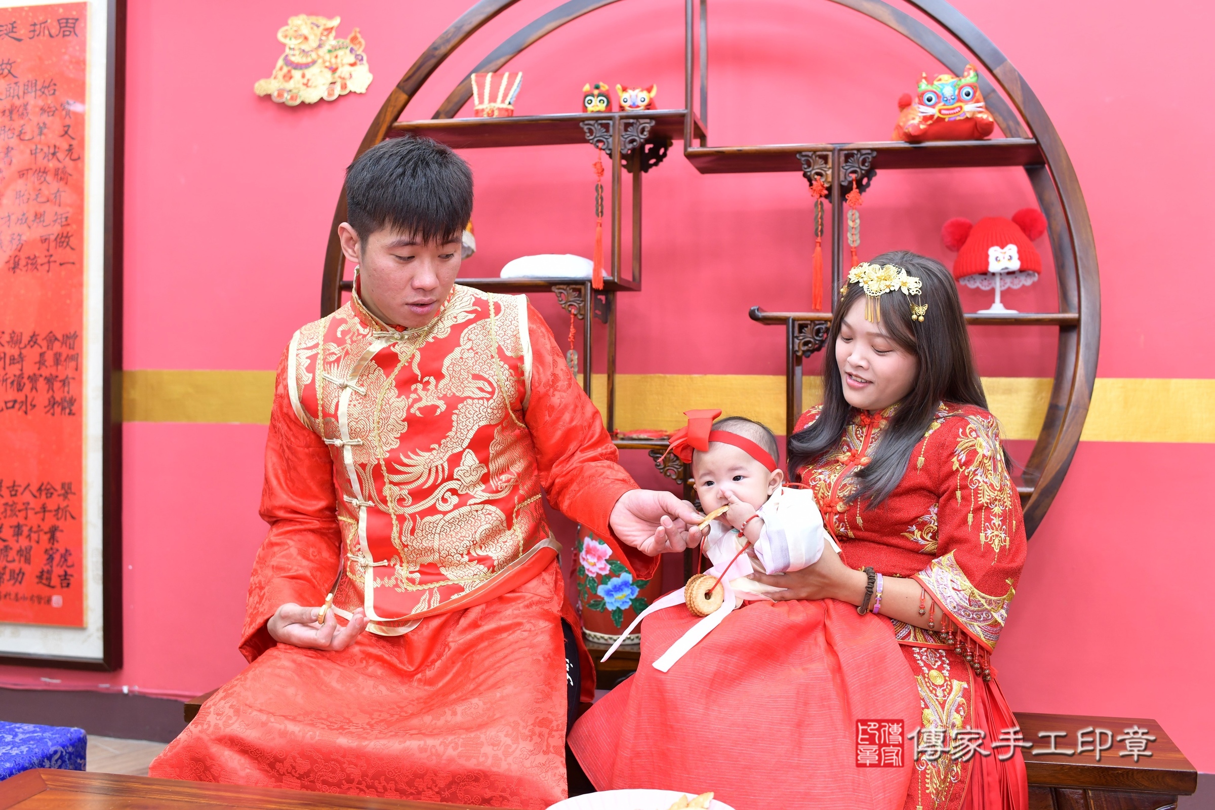 新北市永和區瑩瑩寶寶收涎推薦:傳家新北店收涎中國風會場,嬰兒古禮收涎收口水流程儀式、收涎吉祥話、收涎餅乾、收涎拍照。收涎證書。2025.9.,照片9 新北市永和區瑩瑩寶寶收涎推薦:傳家新北店收涎中國風會場,嬰兒古禮收涎收口水流程儀式、收涎吉祥話、收涎餅乾、收涎拍照。收涎證書。2025.9.,照片9