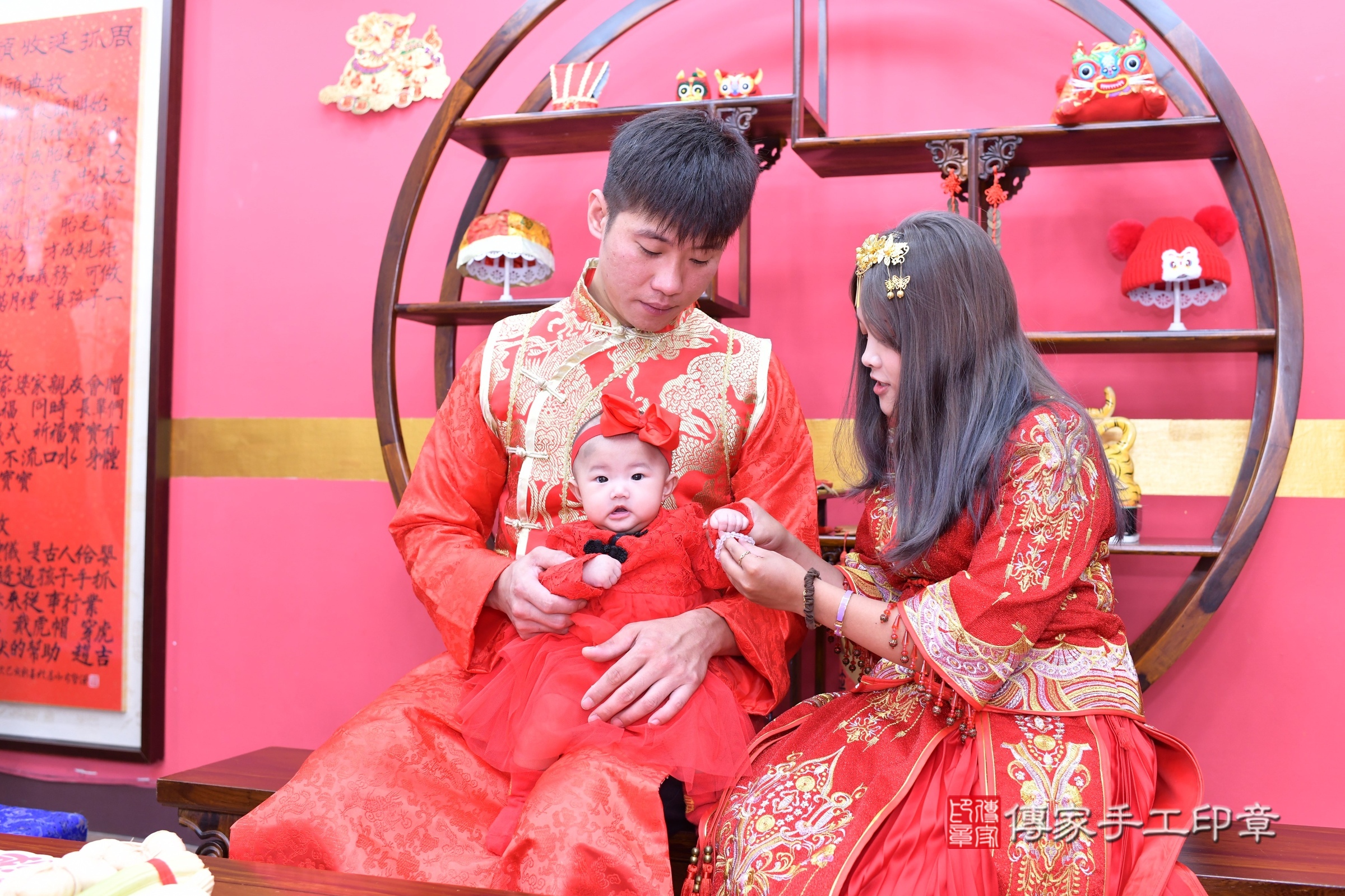 新北市永和區瑩瑩寶寶收涎推薦:傳家新北店收涎中國風會場,嬰兒古禮收涎收口水流程儀式、收涎吉祥話、收涎餅乾、收涎拍照。收涎證書。2025.9.,照片5 新北市永和區瑩瑩寶寶收涎推薦:傳家新北店收涎中國風會場,嬰兒古禮收涎收口水流程儀式、收涎吉祥話、收涎餅乾、收涎拍照。收涎證書。2025.9.,照片5