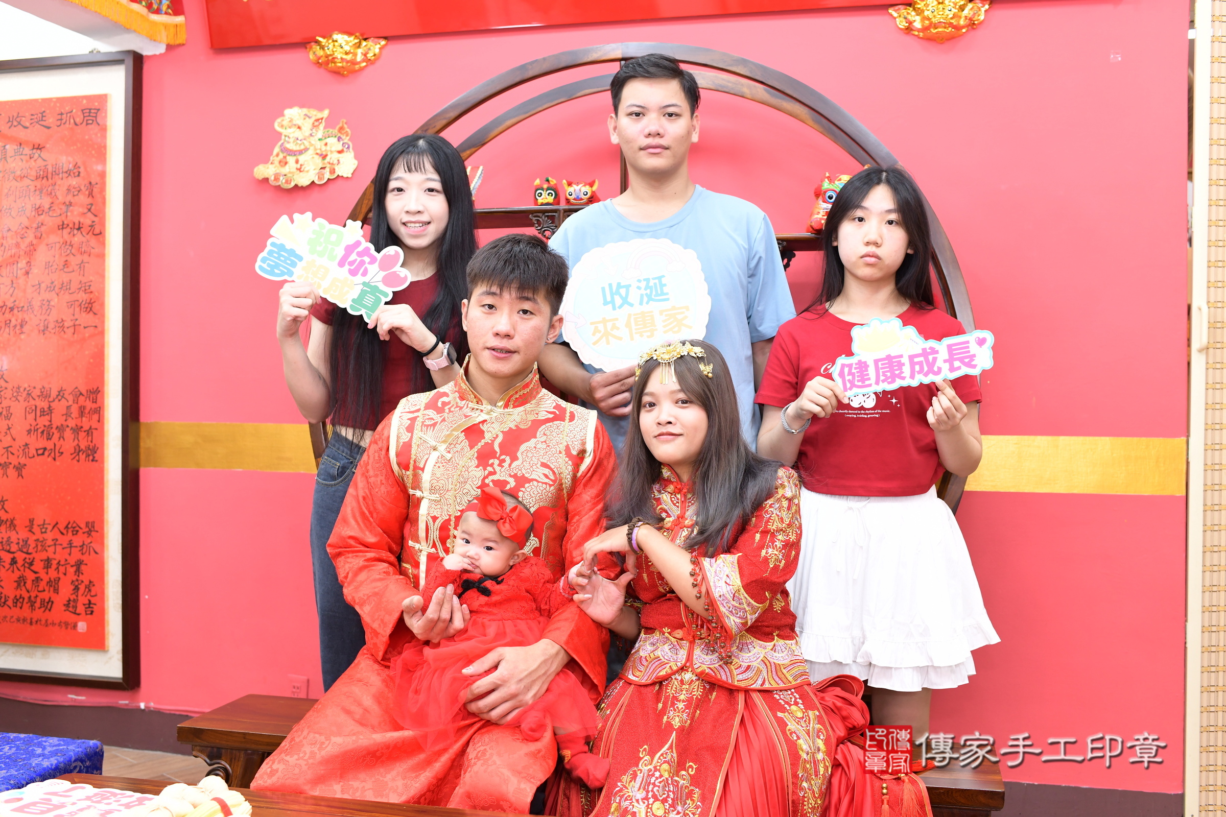 新北市永和區瑩瑩寶寶收涎推薦:傳家新北店收涎中國風會場,嬰兒古禮收涎收口水流程儀式、收涎吉祥話、收涎餅乾、收涎拍照。收涎證書。2025.9.,照片6 新北市永和區瑩瑩寶寶收涎推薦:傳家新北店收涎中國風會場,嬰兒古禮收涎收口水流程儀式、收涎吉祥話、收涎餅乾、收涎拍照。收涎證書。2025.9.,照片6