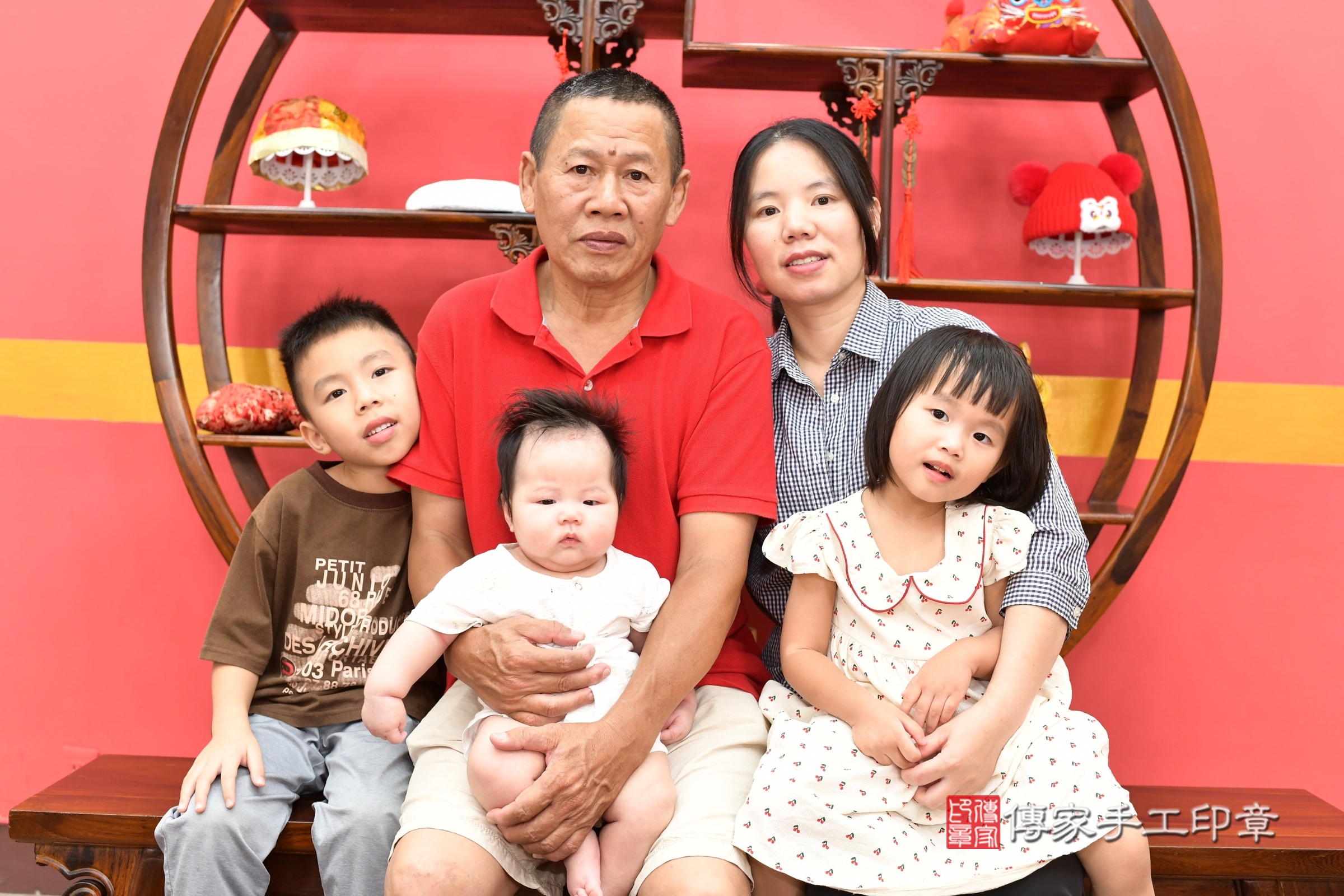 小醇寶寶(新北市永和區嬰兒寶寶滿月剃頭理髮、嬰兒剃胎毛儀式吉祥話)。中國風會場，爸媽寶貝穿「日中韓」古裝禮服。專業拍照、證書。★購買「臍帶章、肚臍章、胎毛筆刷印章」贈送：剃頭、收涎、抓周，三選一。2025.9.6，照片1