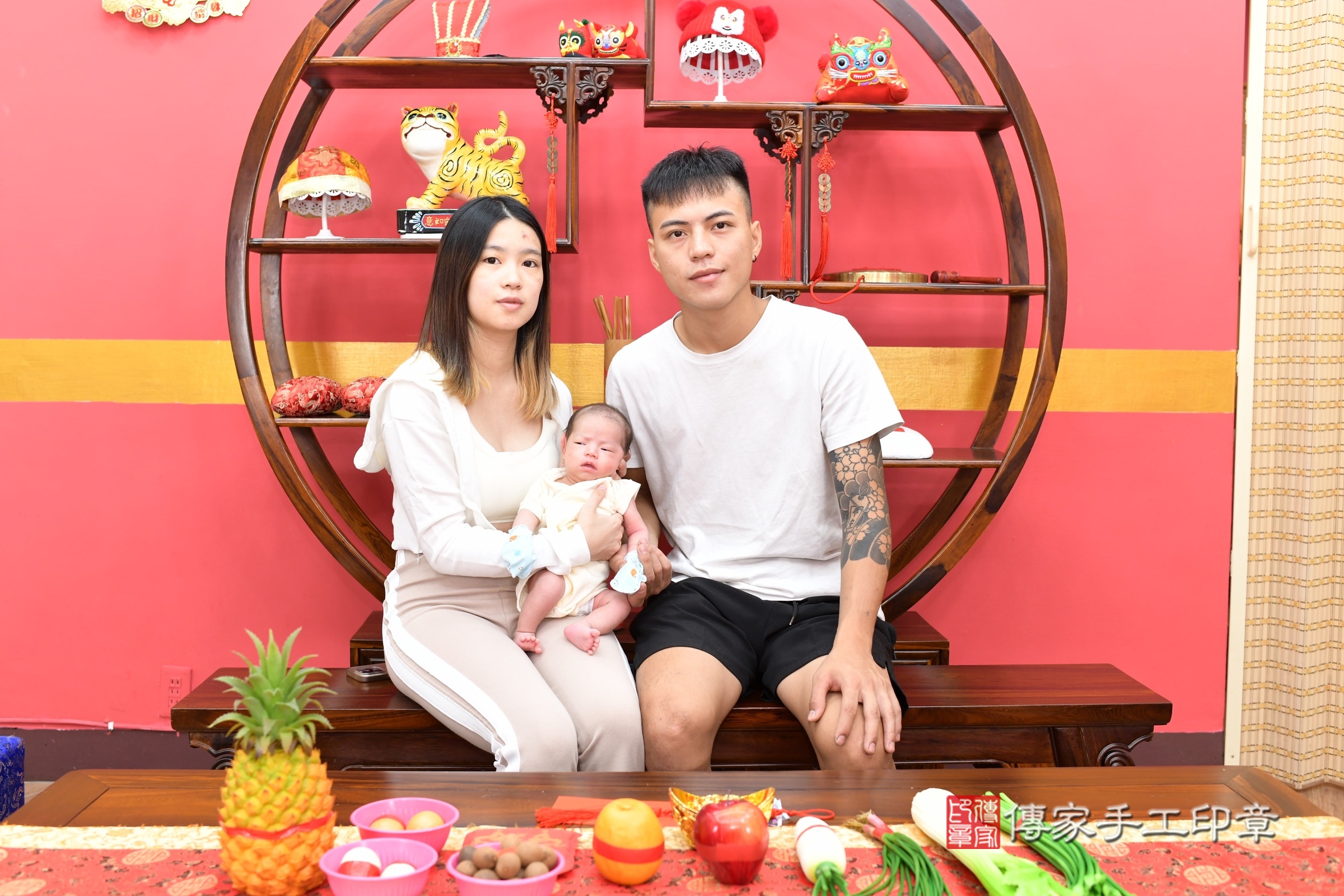 晞晞寶寶(新北市永和區嬰兒寶寶滿月剃頭理髮、嬰兒剃胎毛儀式吉祥話)。中國風會場，爸媽寶貝穿「日中韓」古裝禮服。專業拍照、證書。★購買「臍帶章、肚臍章、胎毛筆刷印章」贈送：剃頭、收涎、抓周，三選一。2025.9.12，照片1