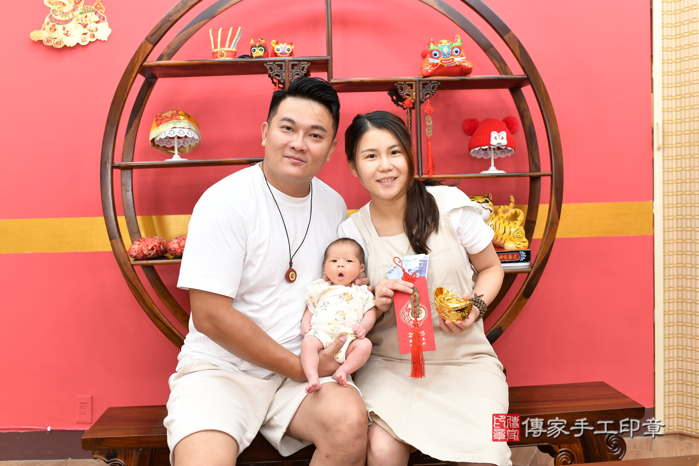 彤彤寶寶(新北市永和區嬰兒寶寶滿月剃頭理髮、嬰兒剃胎毛儀式吉祥話)。中國風會場，爸媽寶貝穿「日中韓」古裝禮服。專業拍照、證書。★購買「臍帶章、肚臍章、胎毛筆刷印章」贈送：剃頭、收涎、抓周，三選一。2025.9.14，照片9