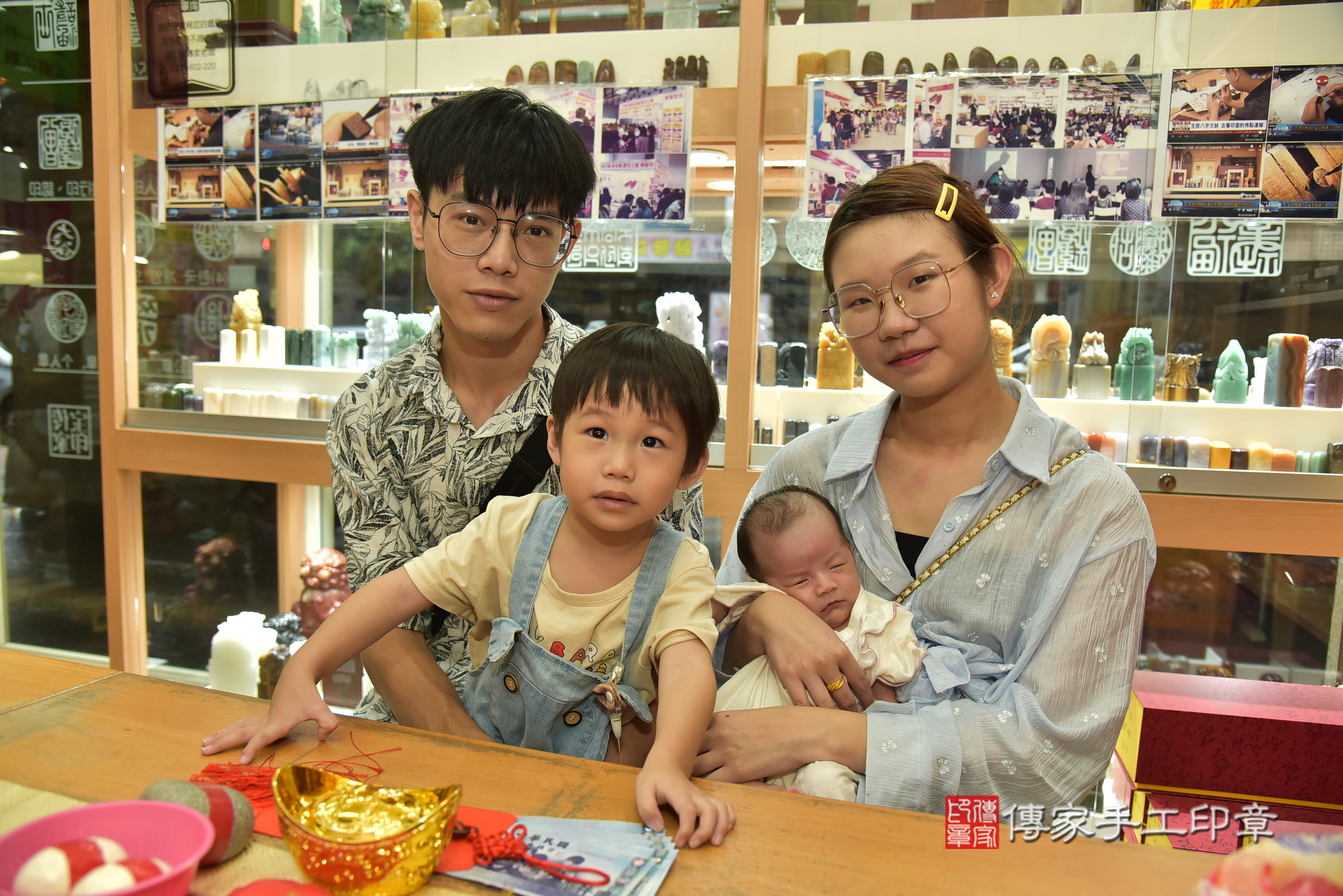 寧寧寶寶(新北市永和區嬰兒寶寶滿月剃頭理髮、嬰兒剃胎毛儀式吉祥話)。中國風會場，爸媽寶貝穿「日中韓」古裝禮服。專業拍照、證書。★購買「臍帶章、肚臍章、胎毛筆刷印章」贈送：剃頭、收涎、抓周，三選一。2025.9.ㄉ，照片1