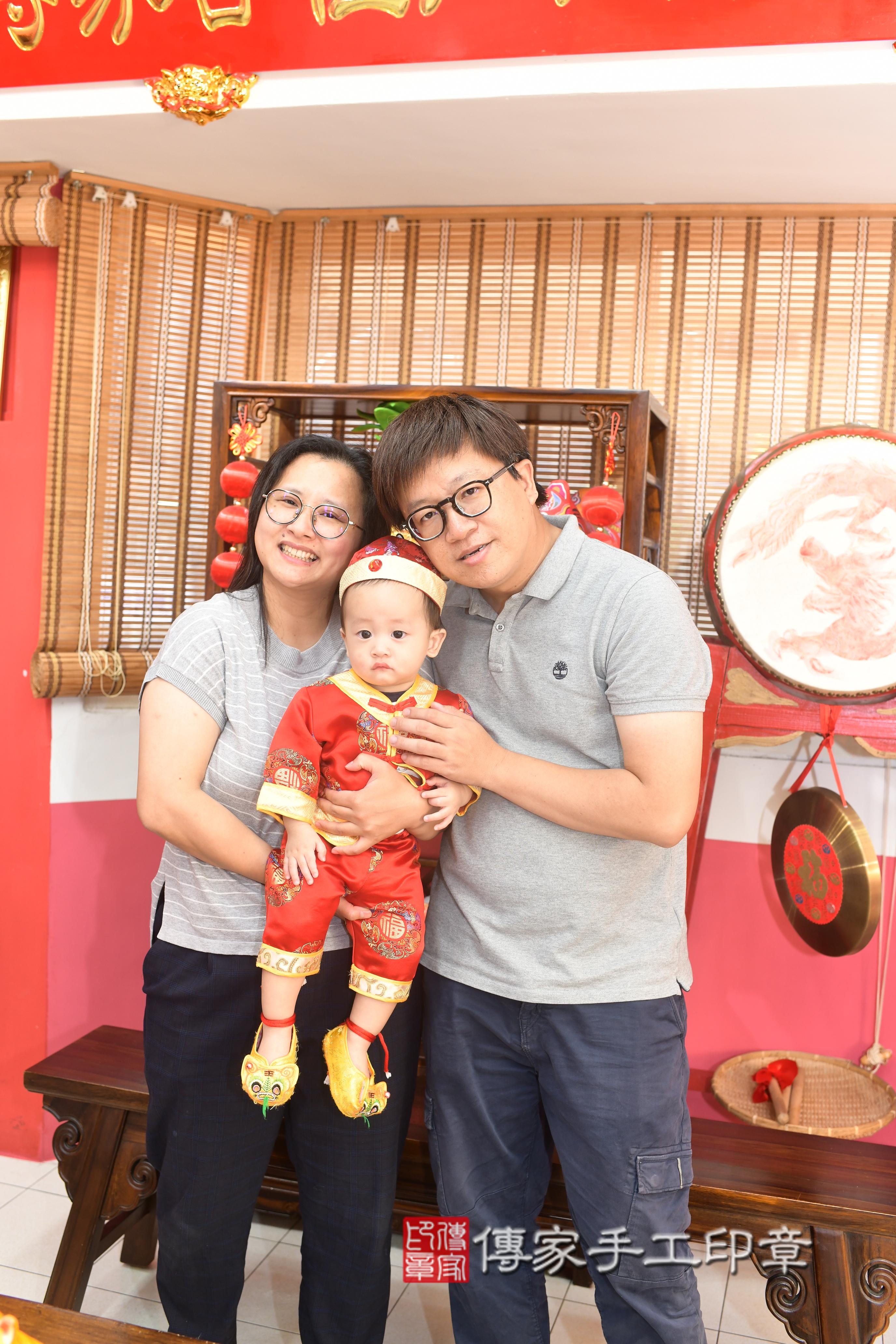 傳家手工印章台南店、抓周、度脺、美式風會場、傳家嬰兒古禮、吉祥話、抓周道具物品24種、拍照。抓周證書。寶寶抓周、滿周歲、生日快樂、祝福 傳家手工印章台南店、抓周、度脺、美式風會場、傳家嬰兒古禮、吉祥話、抓周道具物品24種、拍照。抓周證書。寶寶抓周、滿周歲、生日快樂、祝福