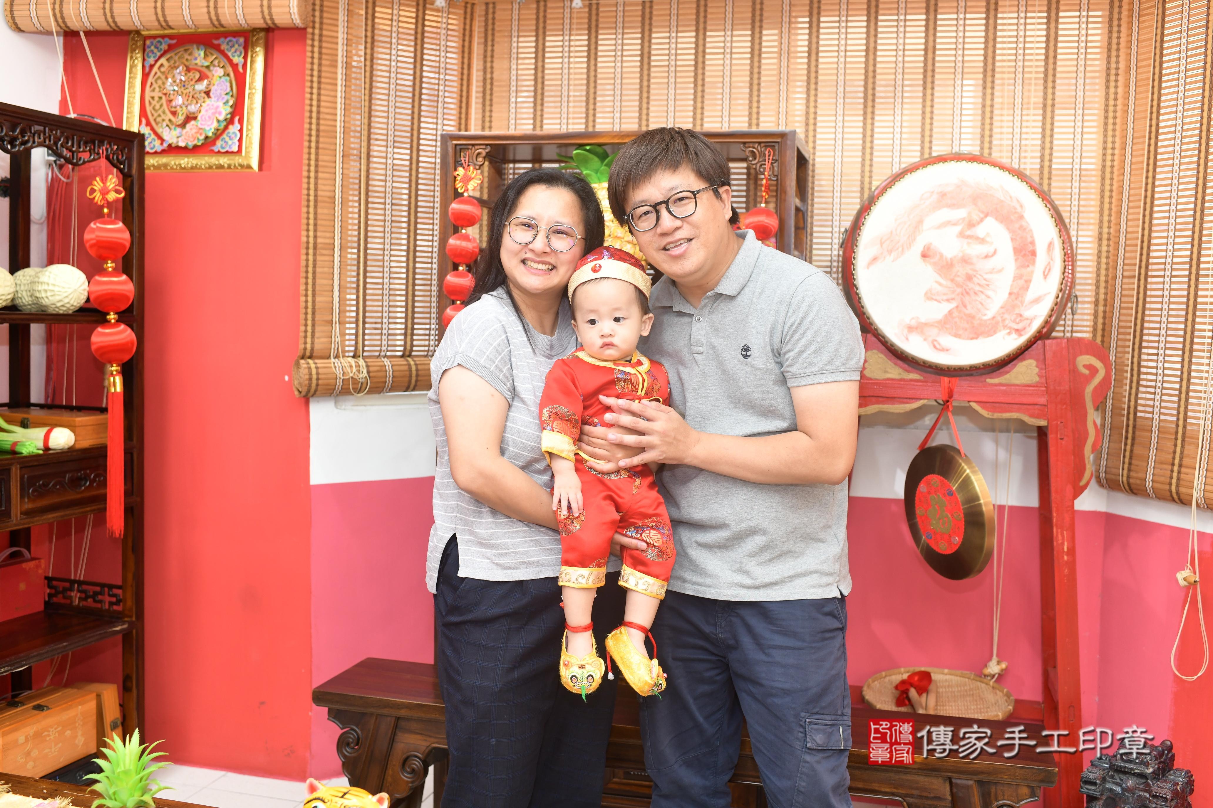 傳家手工印章台南店、抓周、度脺、美式風會場、傳家嬰兒古禮、吉祥話、抓周道具物品24種、拍照。抓周證書。寶寶抓周、滿周歲、生日快樂、祝福 傳家手工印章台南店、抓周、度脺、美式風會場、傳家嬰兒古禮、吉祥話、抓周道具物品24種、拍照。抓周證書。寶寶抓周、滿周歲、生日快樂、祝福