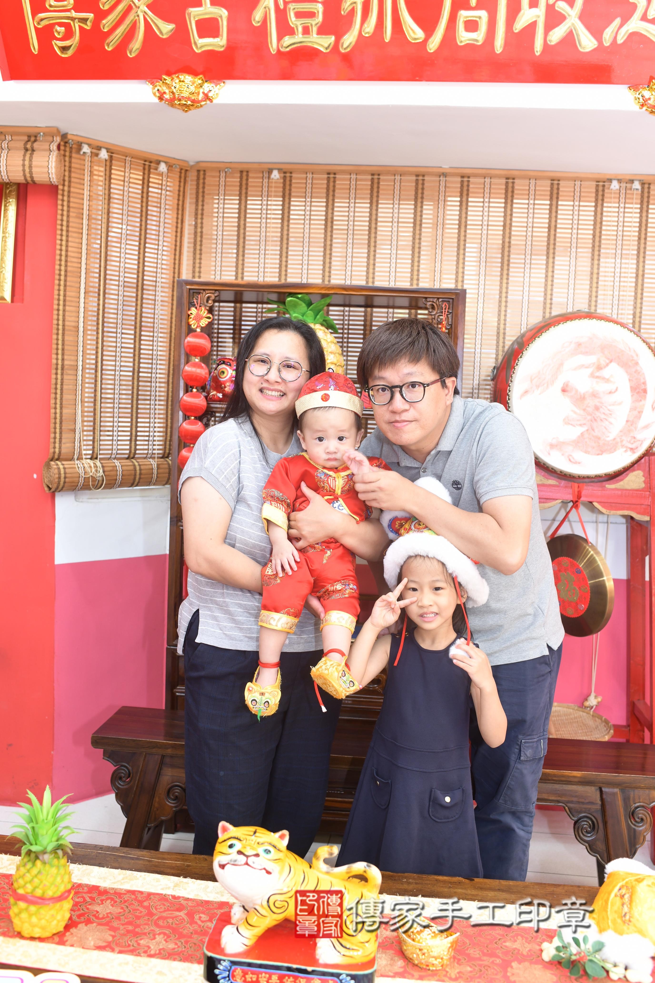 傳家手工印章台南店、抓周、度脺、美式風會場、傳家嬰兒古禮、吉祥話、抓周道具物品24種、拍照。抓周證書。寶寶抓周、滿周歲、生日快樂、祝福