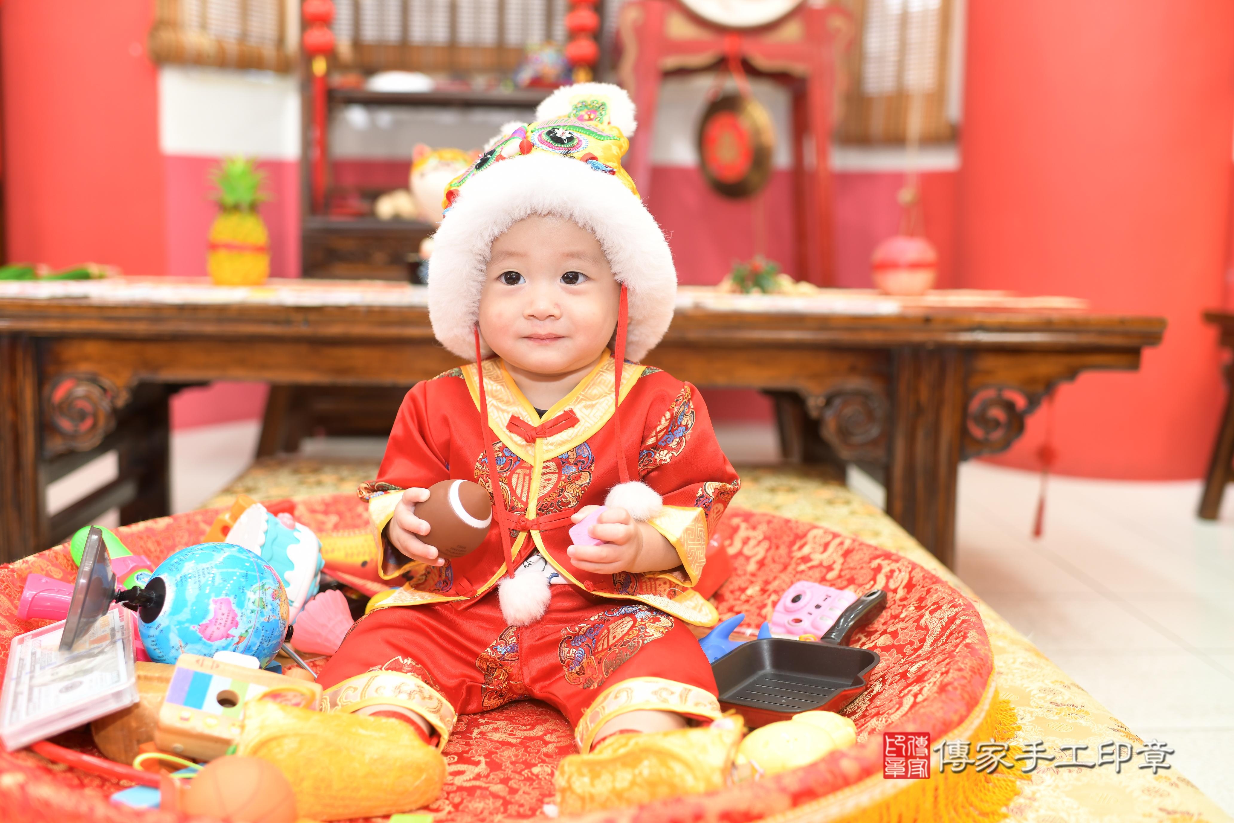 傳家手工印章台南店、抓周、度脺、美式風會場、傳家嬰兒古禮、吉祥話、抓周道具物品24種、拍照。抓周證書。寶寶抓周、滿周歲、生日快樂、祝福 傳家手工印章台南店、抓周、度脺、美式風會場、傳家嬰兒古禮、吉祥話、抓周道具物品24種、拍照。抓周證書。寶寶抓周、滿周歲、生日快樂、祝福