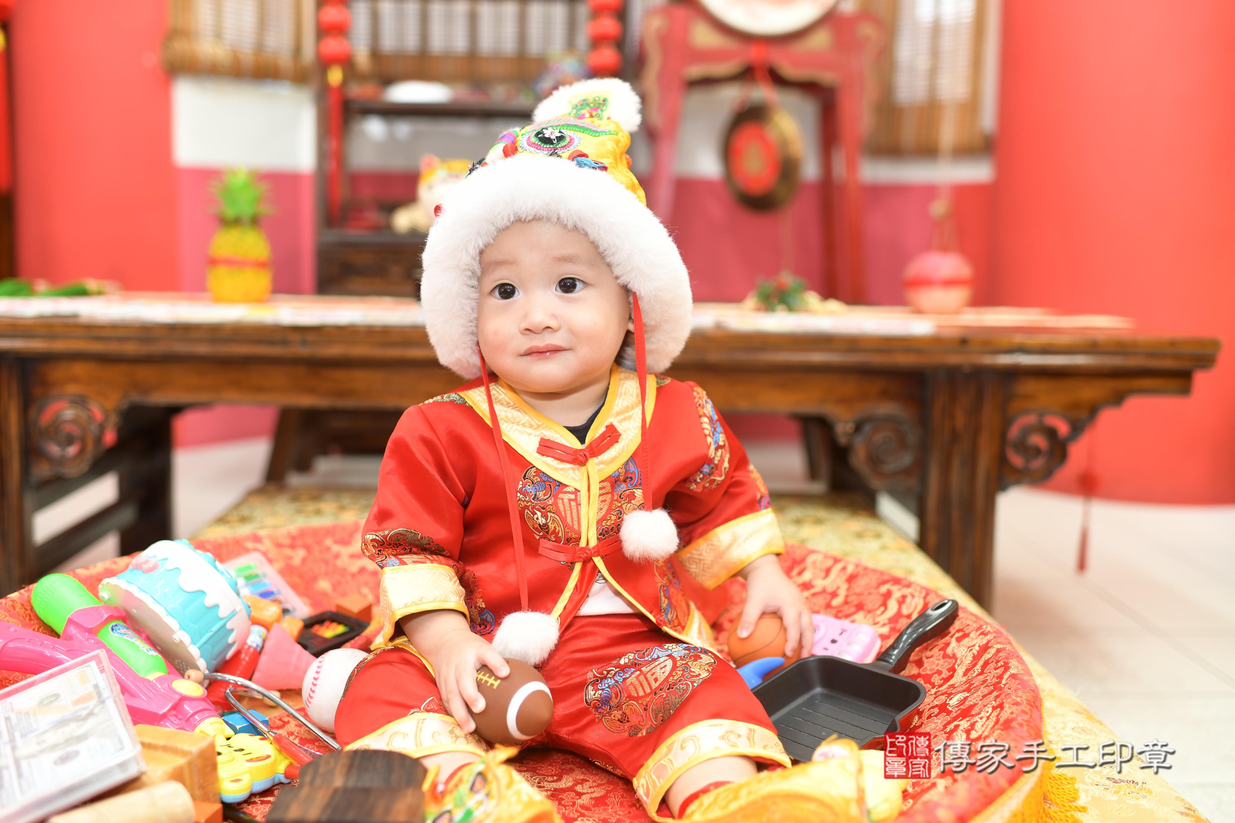 傳家手工印章台南店、抓周、度脺、美式風會場、傳家嬰兒古禮、吉祥話、抓周道具物品24種、拍照。抓周證書。寶寶抓周、滿周歲、生日快樂、祝福 傳家手工印章台南店、抓周、度脺、美式風會場、傳家嬰兒古禮、吉祥話、抓周道具物品24種、拍照。抓周證書。寶寶抓周、滿周歲、生日快樂、祝福