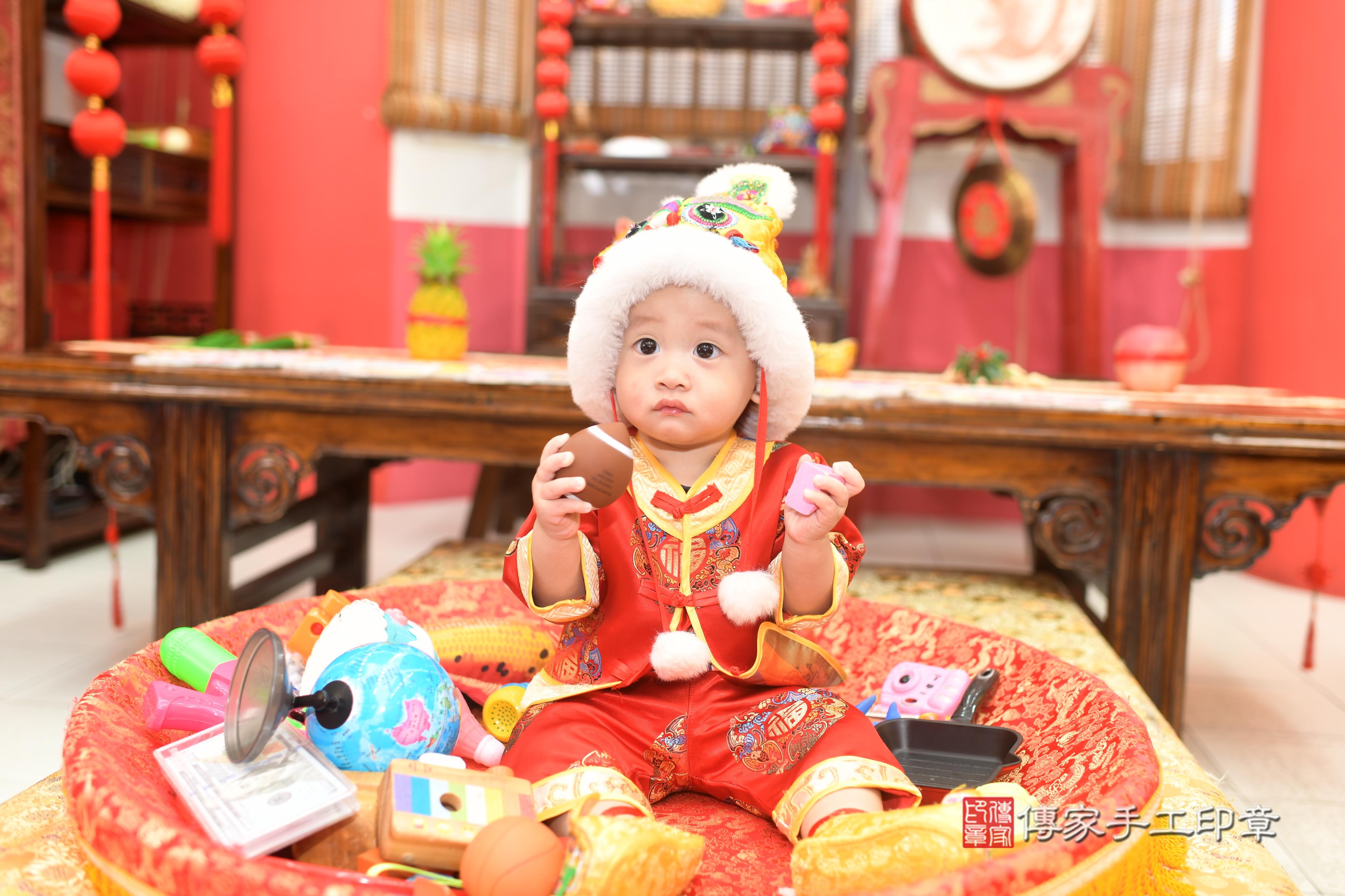 傳家手工印章台南店、抓周、度脺、美式風會場、傳家嬰兒古禮、吉祥話、抓周道具物品24種、拍照。抓周證書。寶寶抓周、滿周歲、生日快樂、祝福 傳家手工印章台南店、抓周、度脺、美式風會場、傳家嬰兒古禮、吉祥話、抓周道具物品24種、拍照。抓周證書。寶寶抓周、滿周歲、生日快樂、祝福