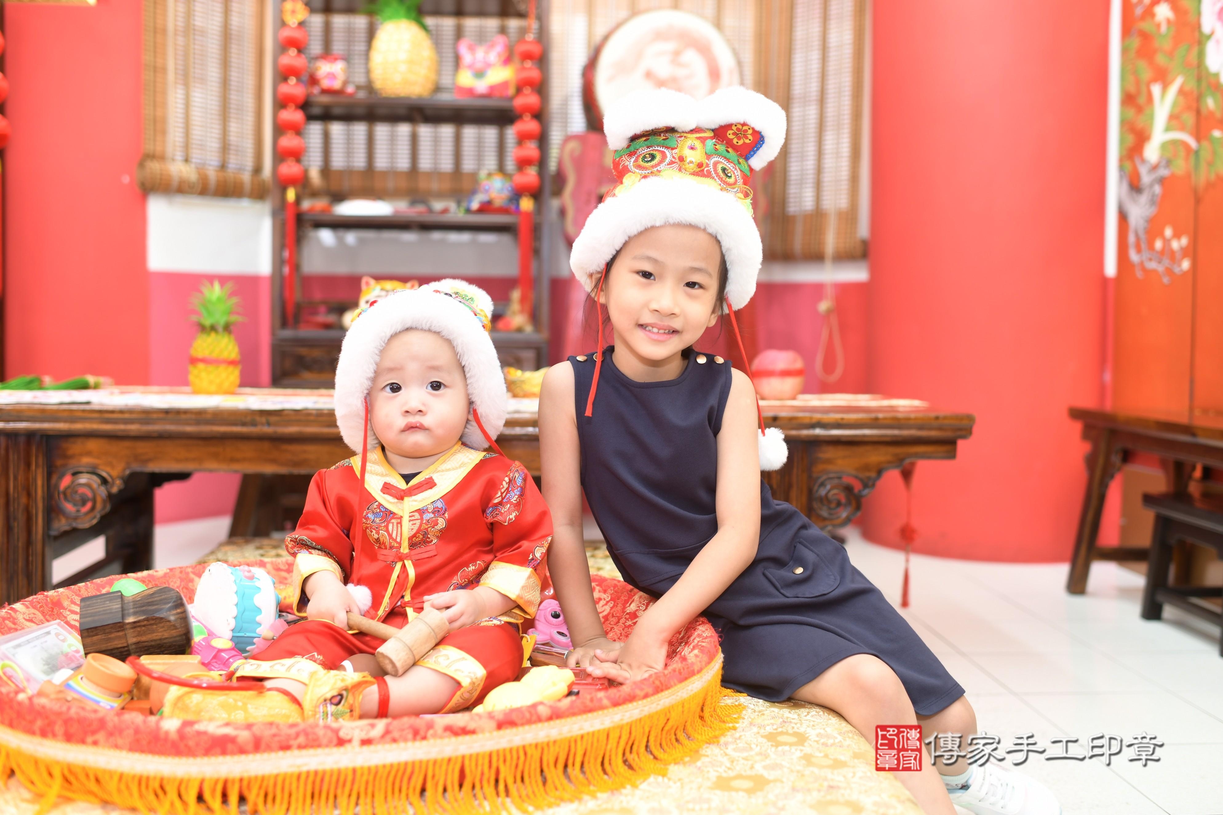 傳家手工印章台南店、抓周、度脺、美式風會場、傳家嬰兒古禮、吉祥話、抓周道具物品24種、拍照。抓周證書。寶寶抓周、滿周歲、生日快樂、祝福 傳家手工印章台南店、抓周、度脺、美式風會場、傳家嬰兒古禮、吉祥話、抓周道具物品24種、拍照。抓周證書。寶寶抓周、滿周歲、生日快樂、祝福