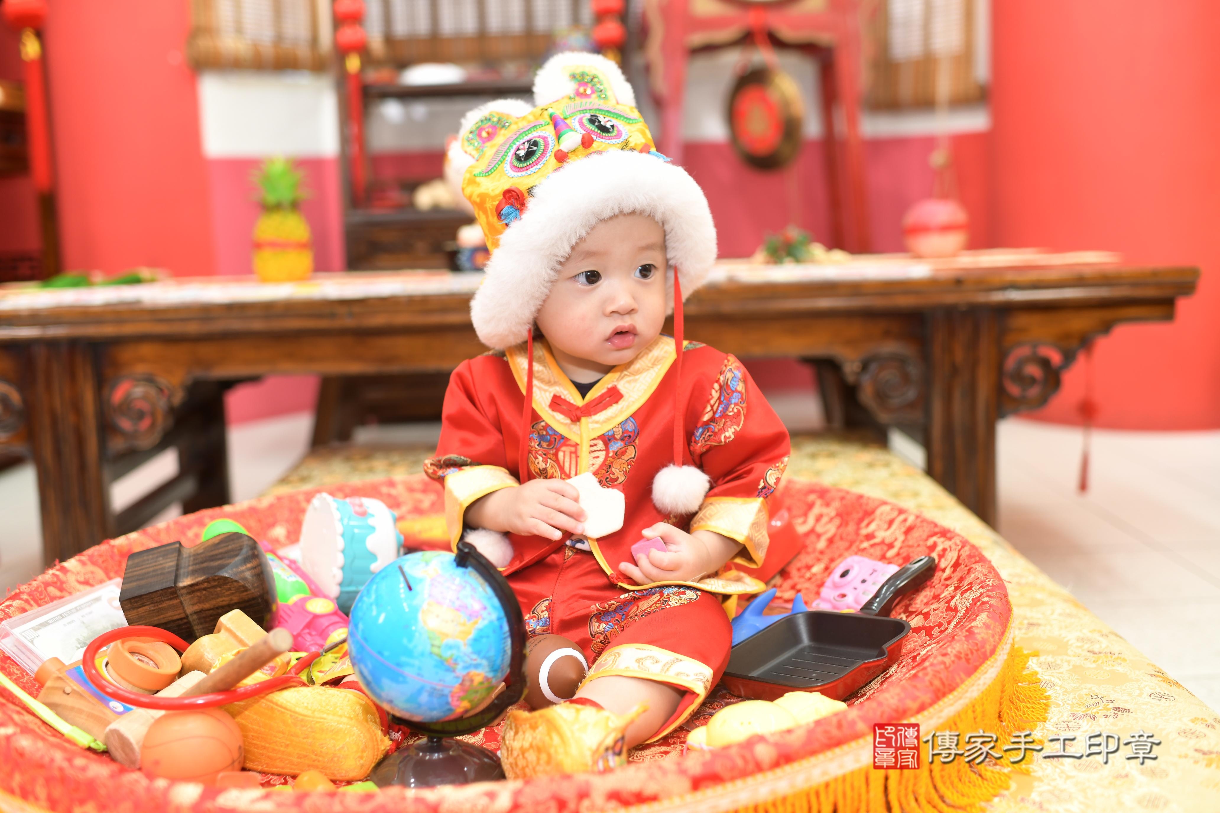 傳家手工印章台南店、抓周、度脺、美式風會場、傳家嬰兒古禮、吉祥話、抓周道具物品24種、拍照。抓周證書。寶寶抓周、滿周歲、生日快樂、祝福 傳家手工印章台南店、抓周、度脺、美式風會場、傳家嬰兒古禮、吉祥話、抓周道具物品24種、拍照。抓周證書。寶寶抓周、滿周歲、生日快樂、祝福