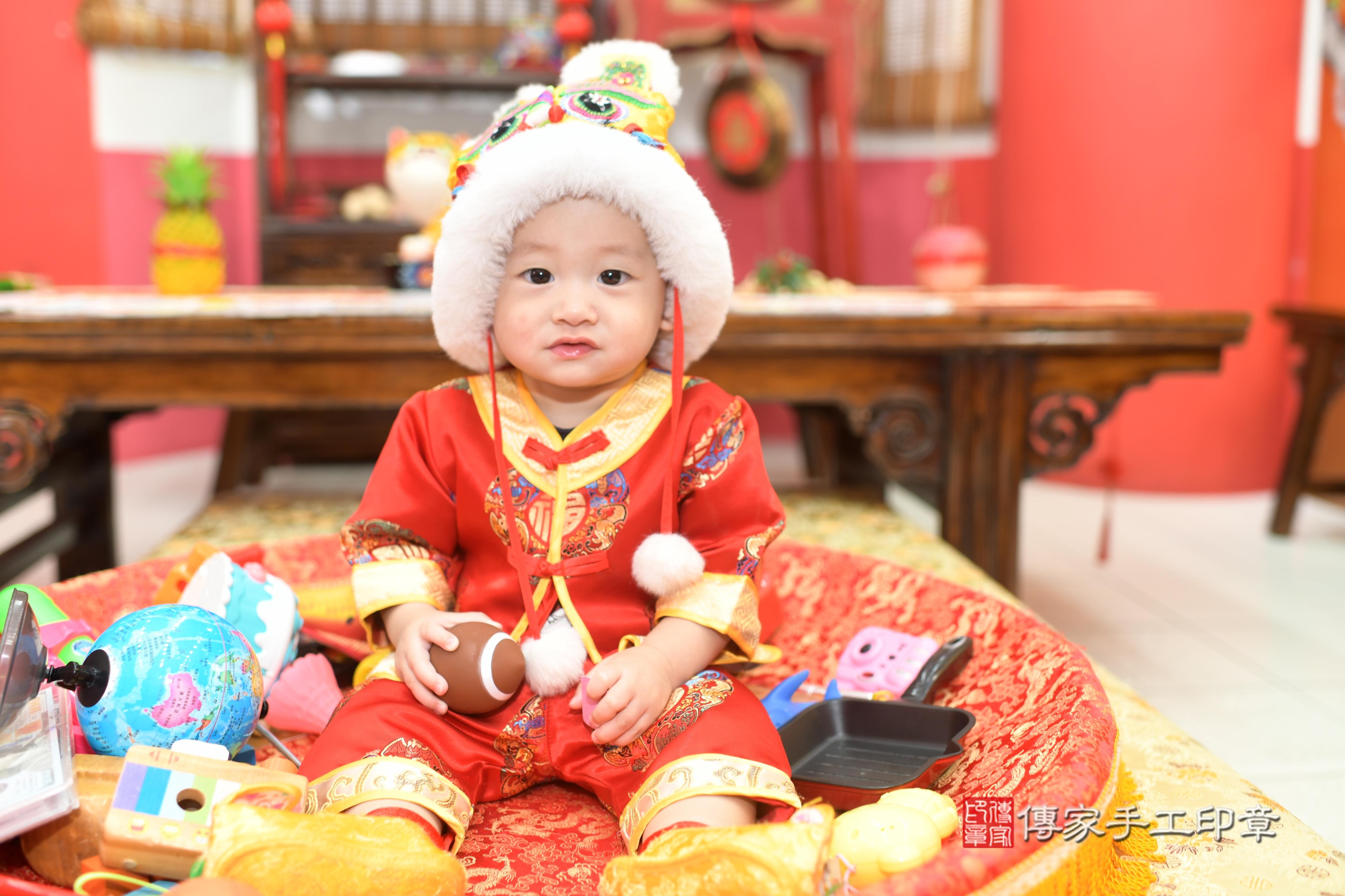 傳家手工印章台南店、抓周、度脺、美式風會場、傳家嬰兒古禮、吉祥話、抓周道具物品24種、拍照。抓周證書。寶寶抓周、滿周歲、生日快樂、祝福 傳家手工印章台南店、抓周、度脺、美式風會場、傳家嬰兒古禮、吉祥話、抓周道具物品24種、拍照。抓周證書。寶寶抓周、滿周歲、生日快樂、祝福