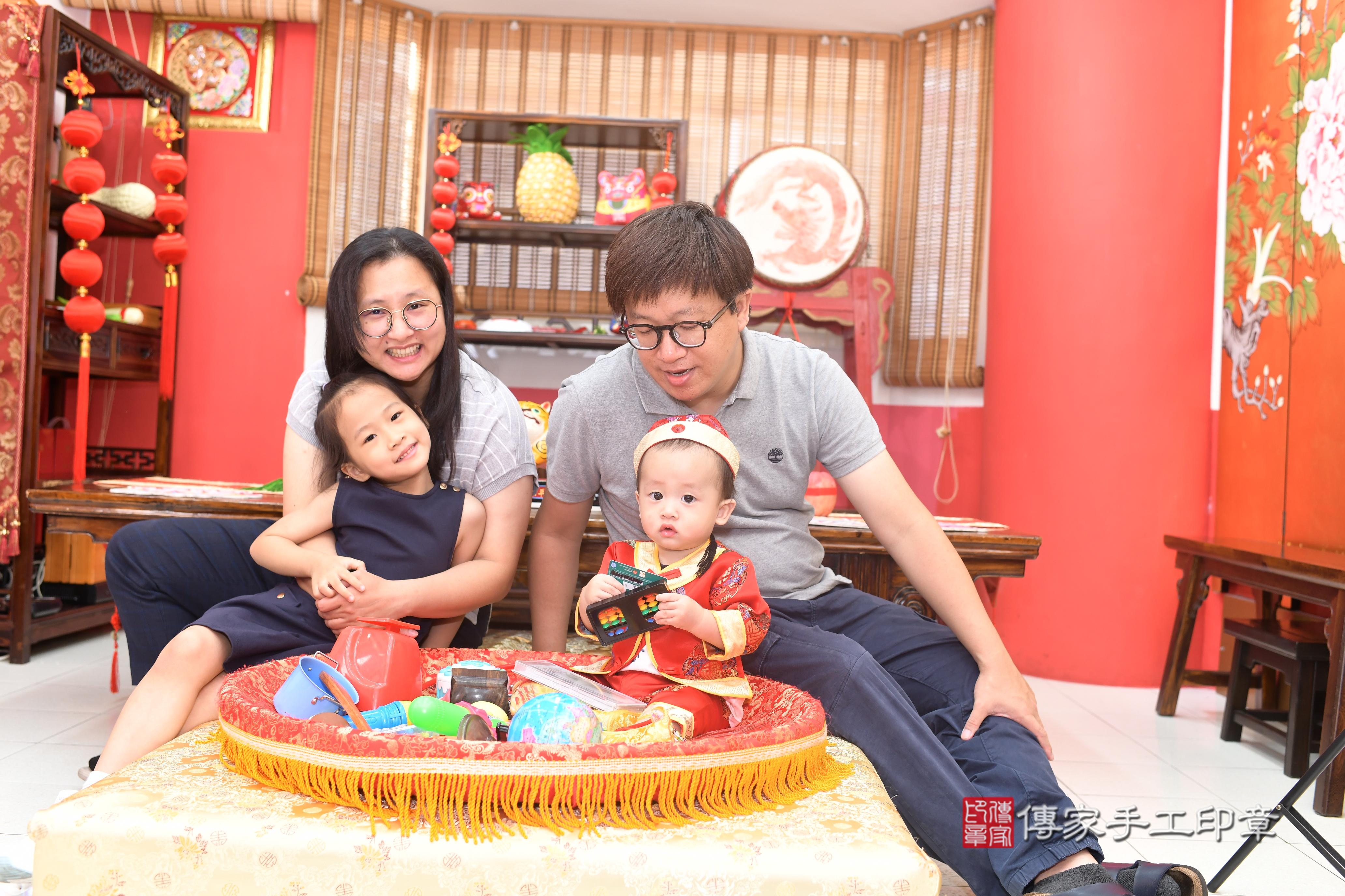 傳家手工印章台南店、抓周、度脺、美式風會場、傳家嬰兒古禮、吉祥話、抓周道具物品24種、拍照。抓周證書。寶寶抓周、滿周歲、生日快樂、祝福 傳家手工印章台南店、抓周、度脺、美式風會場、傳家嬰兒古禮、吉祥話、抓周道具物品24種、拍照。抓周證書。寶寶抓周、滿周歲、生日快樂、祝福