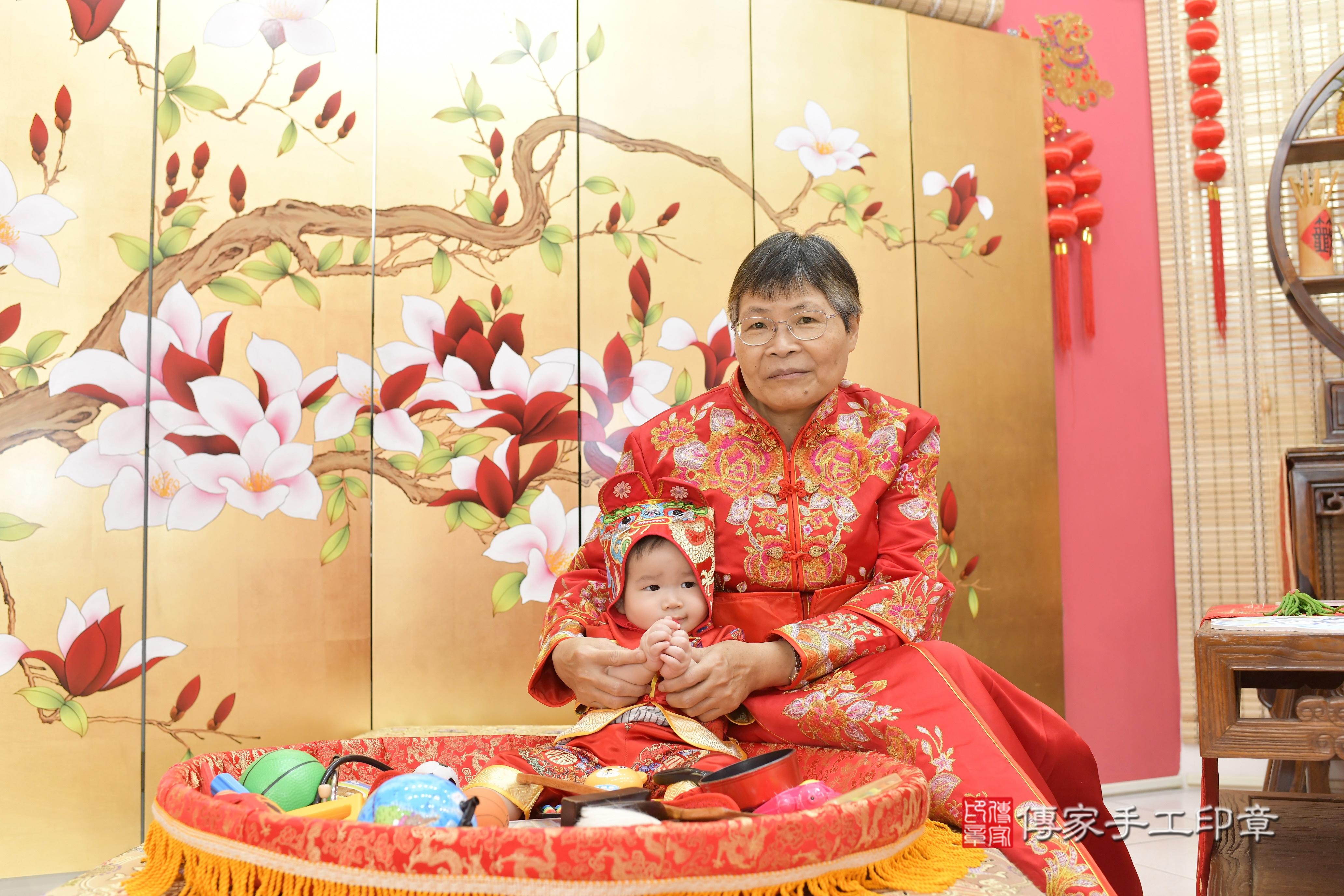 傳家手工印章新竹店、抓周、度脺、美式風會場、傳家嬰兒古禮、吉祥話、抓周道具物品24種、拍照。抓周證書。寶寶抓周、滿周歲、生日快樂、祝福