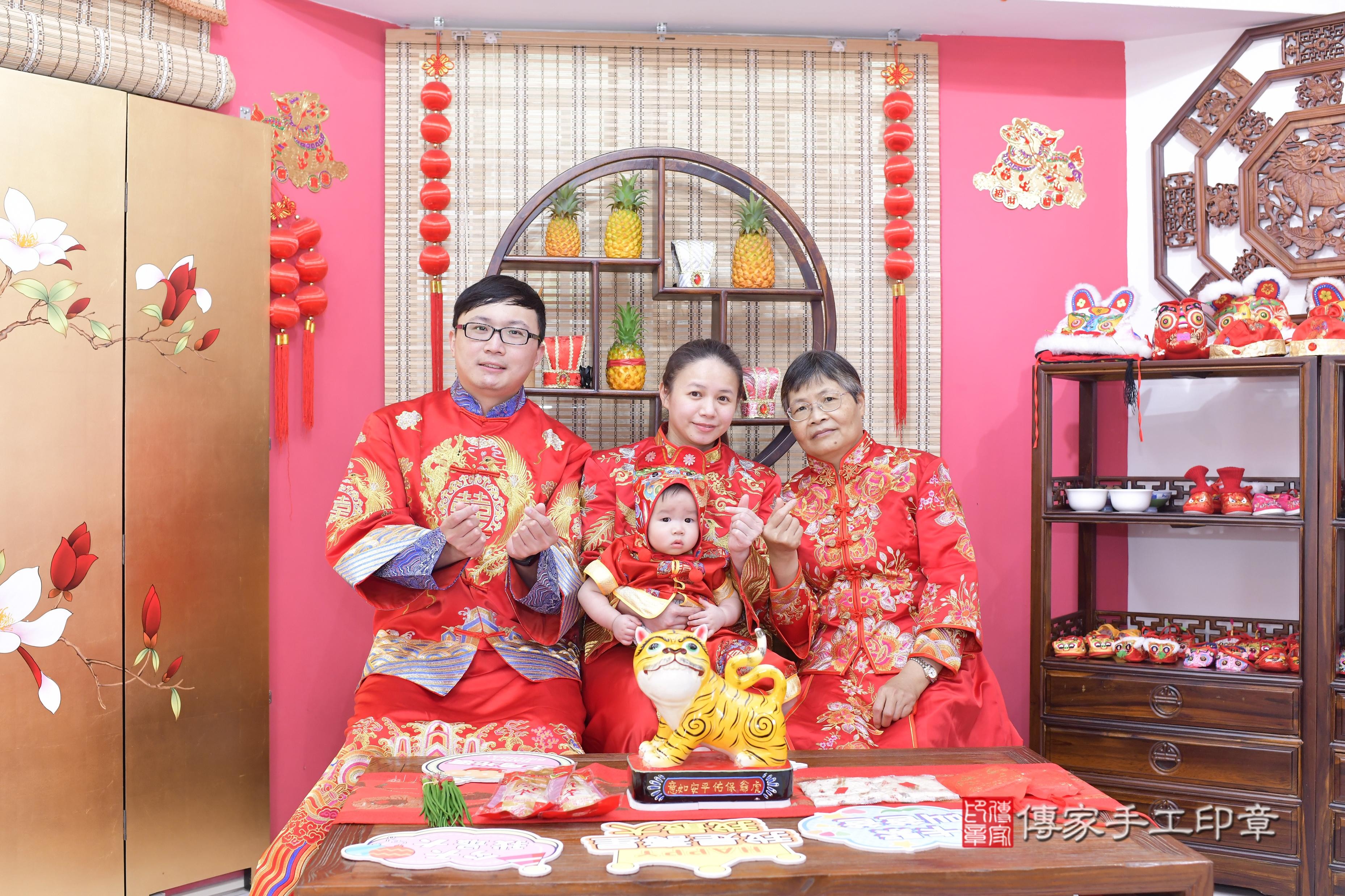 傳家手工印章新竹店、抓周、度脺、美式風會場、傳家嬰兒古禮、吉祥話、抓周道具物品24種、拍照。抓周證書。寶寶抓周、滿周歲、生日快樂、祝福 傳家手工印章新竹店、抓周、度脺、美式風會場、傳家嬰兒古禮、吉祥話、抓周道具物品24種、拍照。抓周證書。寶寶抓周、滿周歲、生日快樂、祝福