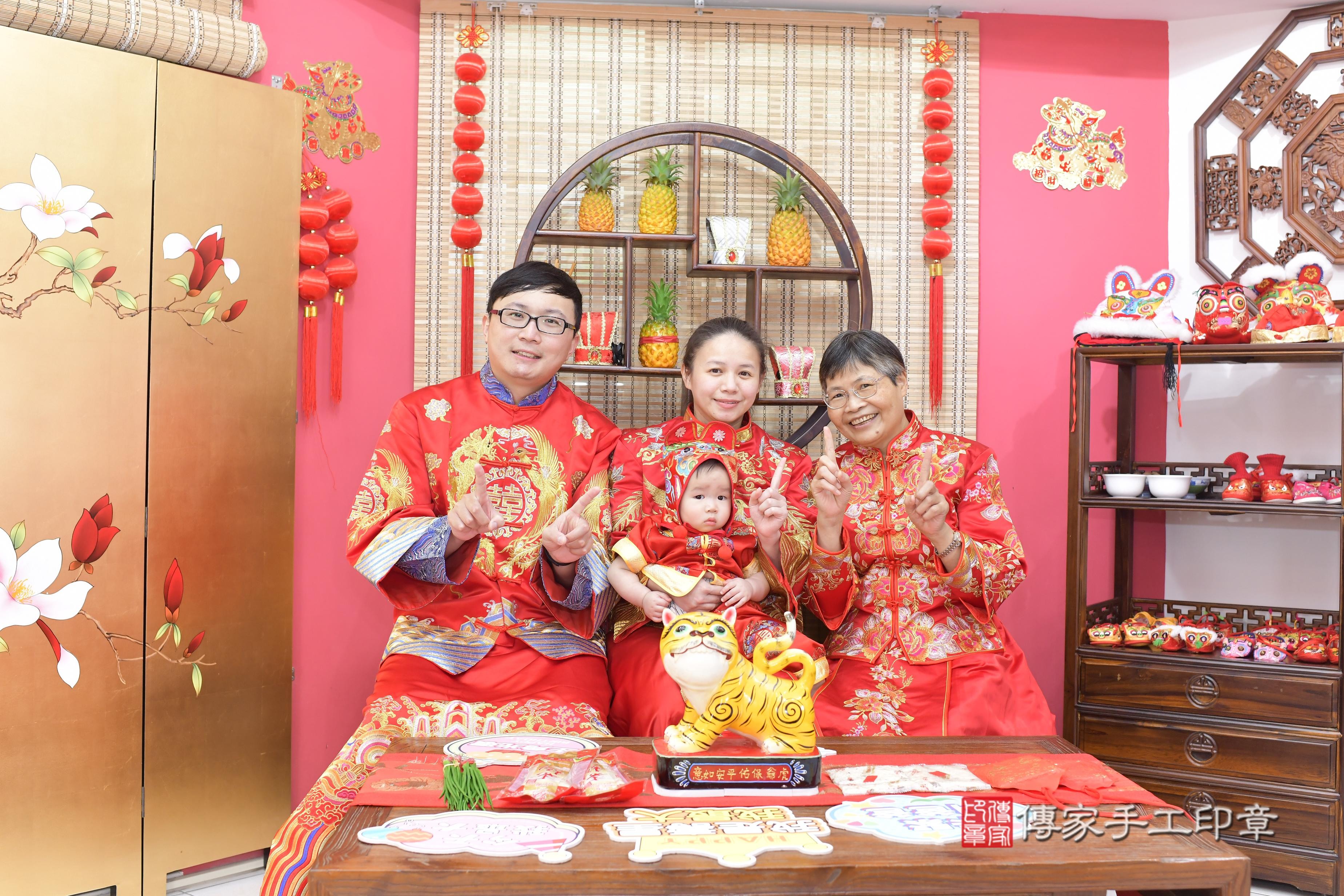 傳家手工印章新竹店、抓周、度脺、美式風會場、傳家嬰兒古禮、吉祥話、抓周道具物品24種、拍照。抓周證書。寶寶抓周、滿周歲、生日快樂、祝福 傳家手工印章新竹店、抓周、度脺、美式風會場、傳家嬰兒古禮、吉祥話、抓周道具物品24種、拍照。抓周證書。寶寶抓周、滿周歲、生日快樂、祝福