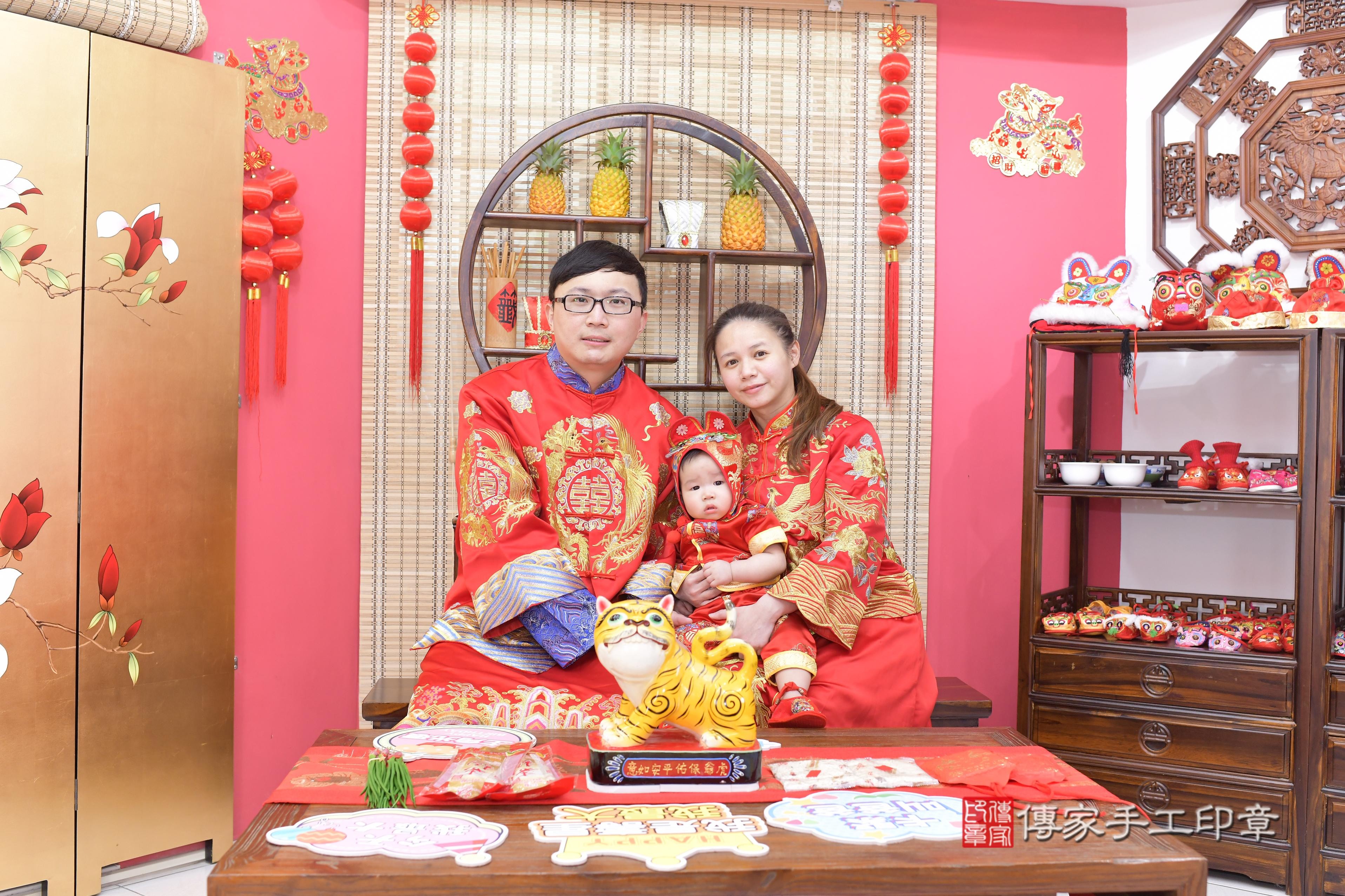 傳家手工印章新竹店、抓周、度脺、美式風會場、傳家嬰兒古禮、吉祥話、抓周道具物品24種、拍照。抓周證書。寶寶抓周、滿周歲、生日快樂、祝福 傳家手工印章新竹店、抓周、度脺、美式風會場、傳家嬰兒古禮、吉祥話、抓周道具物品24種、拍照。抓周證書。寶寶抓周、滿周歲、生日快樂、祝福