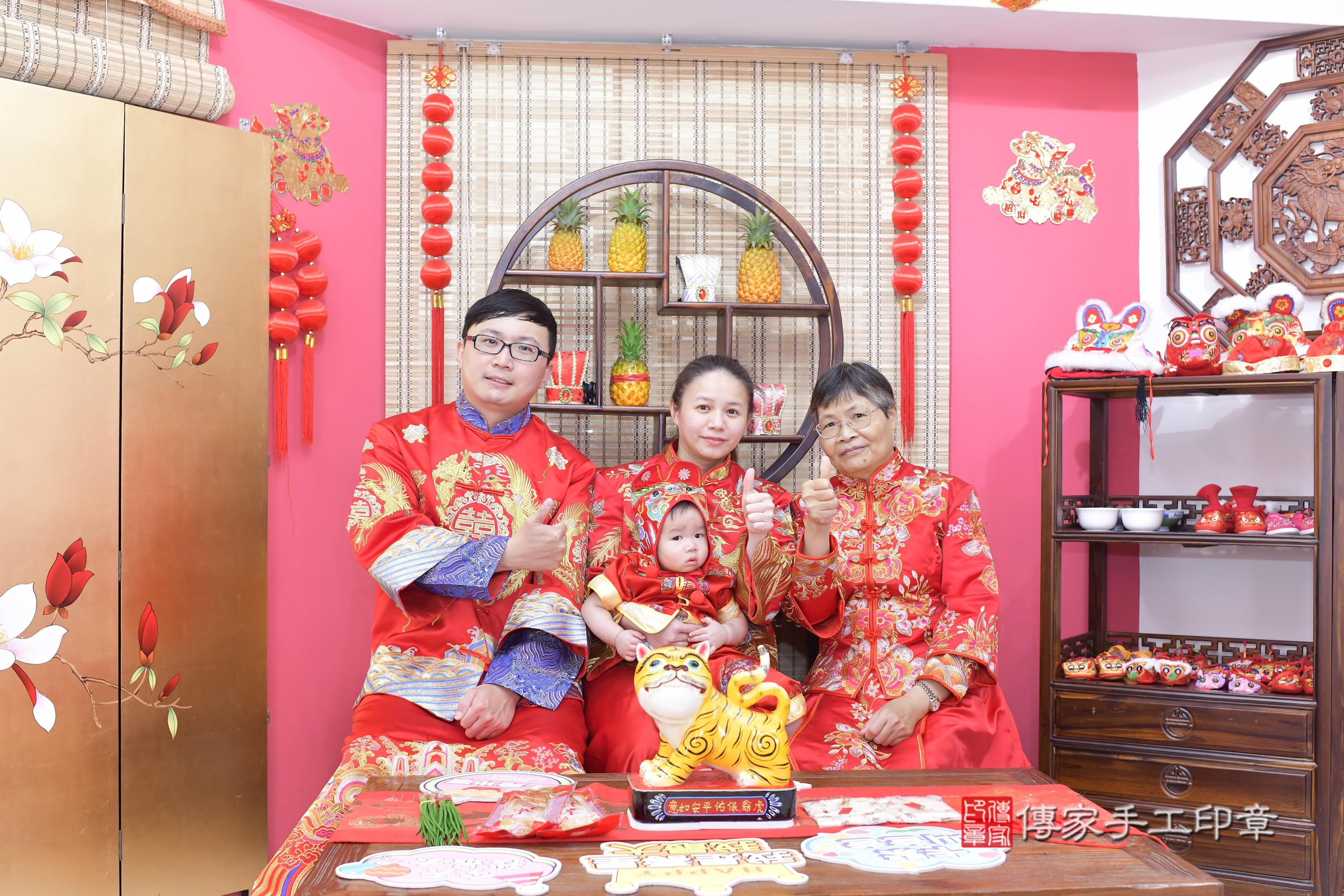 傳家手工印章新竹店、抓周、度脺、美式風會場、傳家嬰兒古禮、吉祥話、抓周道具物品24種、拍照。抓周證書。寶寶抓周、滿周歲、生日快樂、祝福 傳家手工印章新竹店、抓周、度脺、美式風會場、傳家嬰兒古禮、吉祥話、抓周道具物品24種、拍照。抓周證書。寶寶抓周、滿周歲、生日快樂、祝福