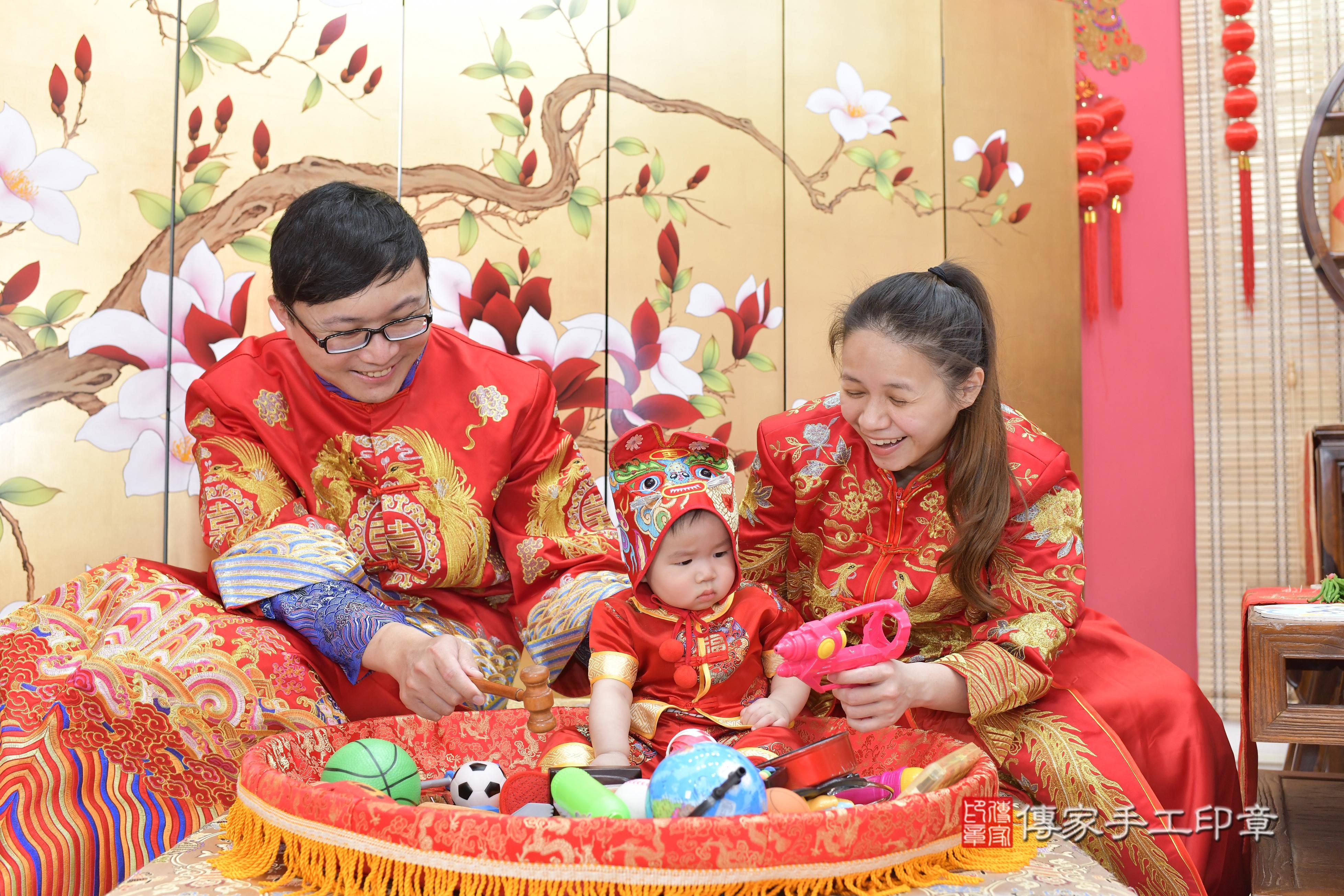 傳家手工印章新竹店、抓周、度脺、美式風會場、傳家嬰兒古禮、吉祥話、抓周道具物品24種、拍照。抓周證書。寶寶抓周、滿周歲、生日快樂、祝福 傳家手工印章新竹店、抓周、度脺、美式風會場、傳家嬰兒古禮、吉祥話、抓周道具物品24種、拍照。抓周證書。寶寶抓周、滿周歲、生日快樂、祝福