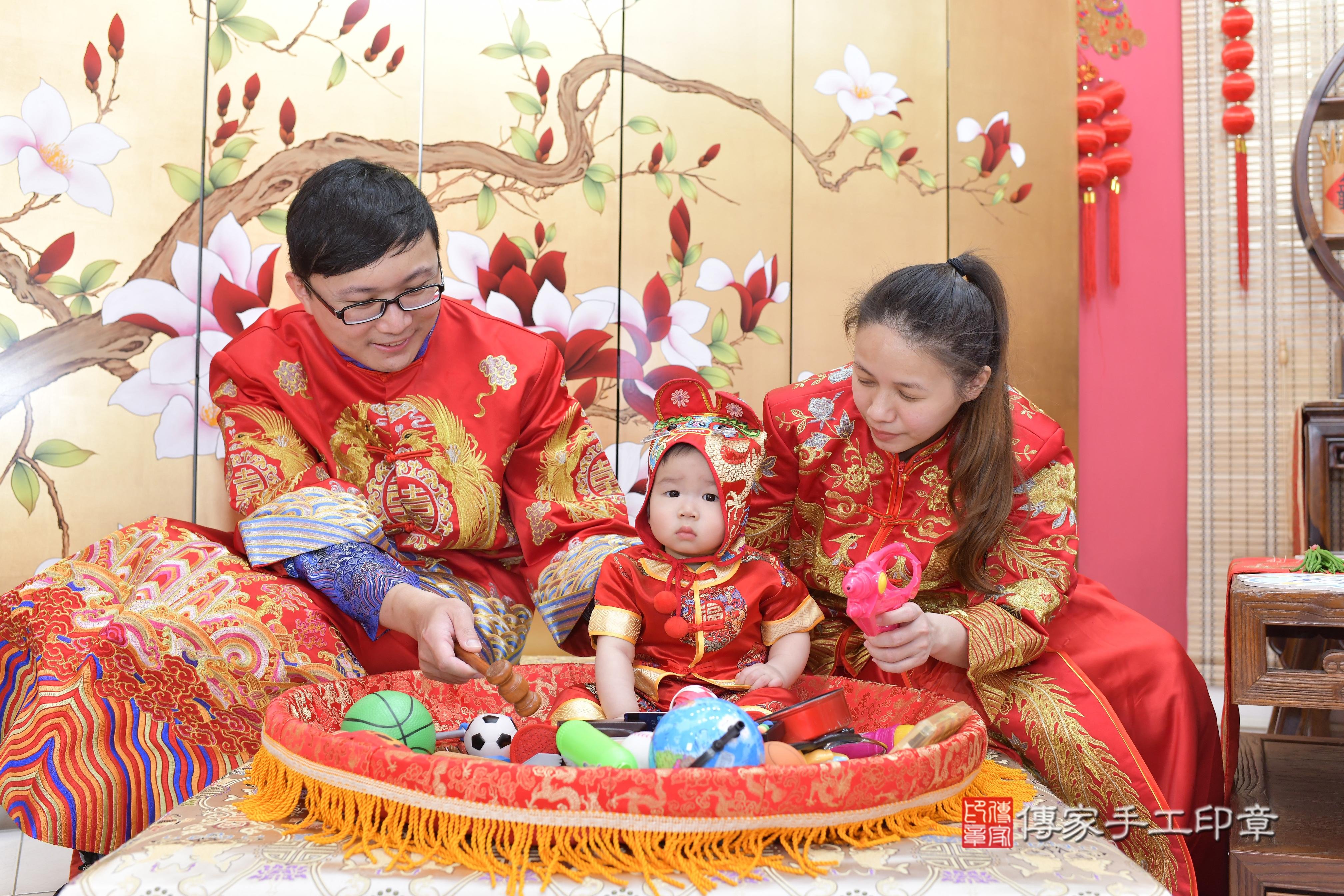 傳家手工印章新竹店、抓周、度脺、美式風會場、傳家嬰兒古禮、吉祥話、抓周道具物品24種、拍照。抓周證書。寶寶抓周、滿周歲、生日快樂、祝福 傳家手工印章新竹店、抓周、度脺、美式風會場、傳家嬰兒古禮、吉祥話、抓周道具物品24種、拍照。抓周證書。寶寶抓周、滿周歲、生日快樂、祝福