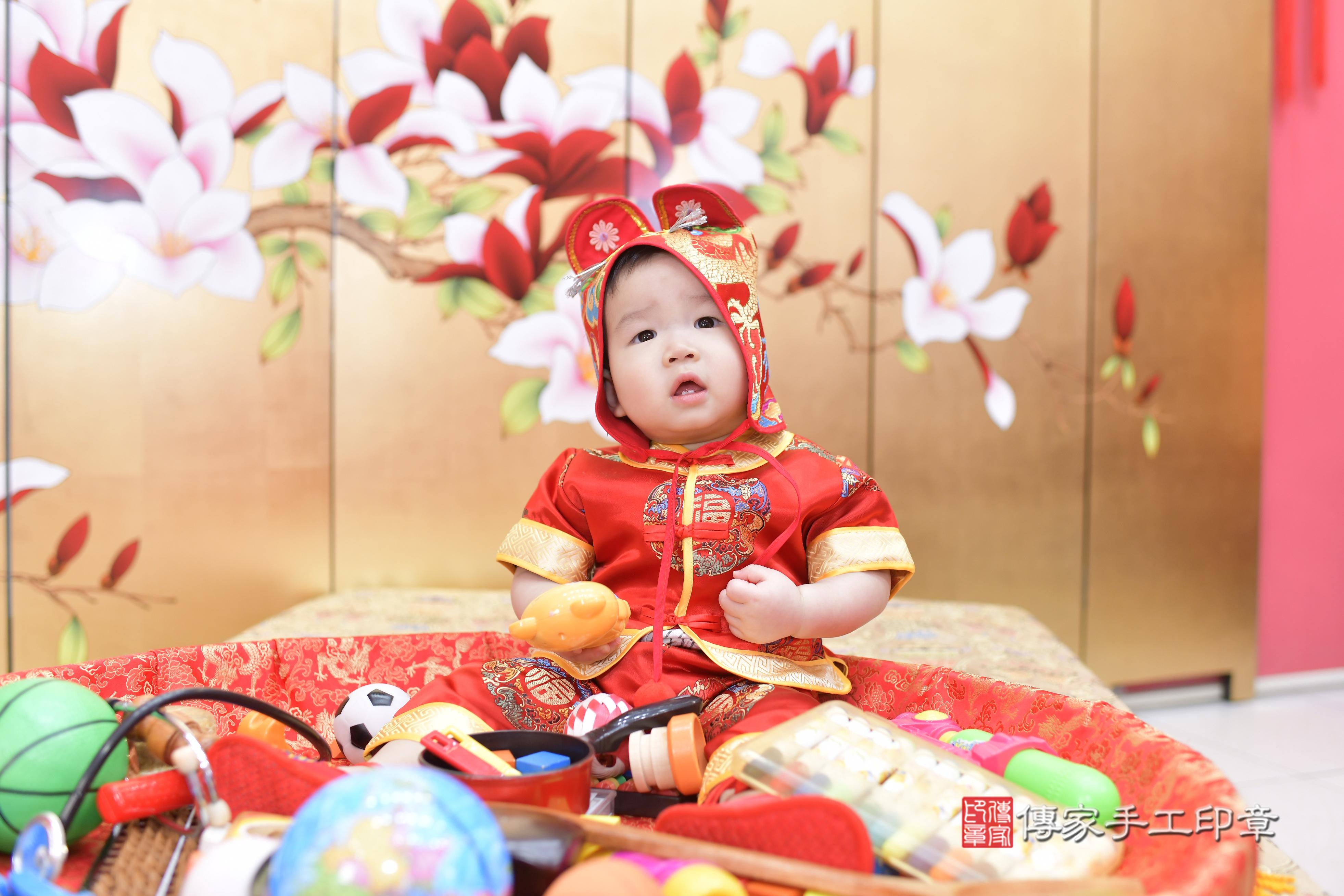 傳家手工印章新竹店、抓周、度脺、美式風會場、傳家嬰兒古禮、吉祥話、抓周道具物品24種、拍照。抓周證書。寶寶抓周、滿周歲、生日快樂、祝福 傳家手工印章新竹店、抓周、度脺、美式風會場、傳家嬰兒古禮、吉祥話、抓周道具物品24種、拍照。抓周證書。寶寶抓周、滿周歲、生日快樂、祝福