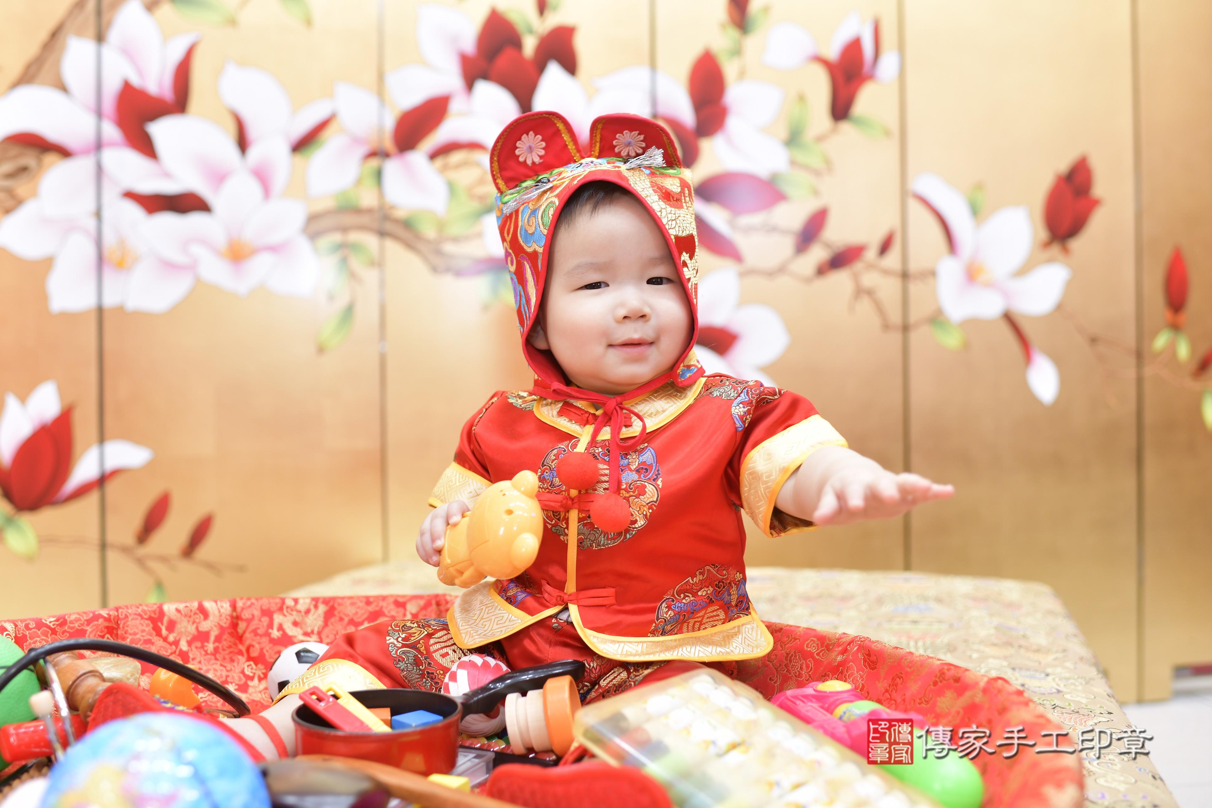 傳家手工印章新竹店、抓周、度脺、美式風會場、傳家嬰兒古禮、吉祥話、抓周道具物品24種、拍照。抓周證書。寶寶抓周、滿周歲、生日快樂、祝福 傳家手工印章新竹店、抓周、度脺、美式風會場、傳家嬰兒古禮、吉祥話、抓周道具物品24種、拍照。抓周證書。寶寶抓周、滿周歲、生日快樂、祝福