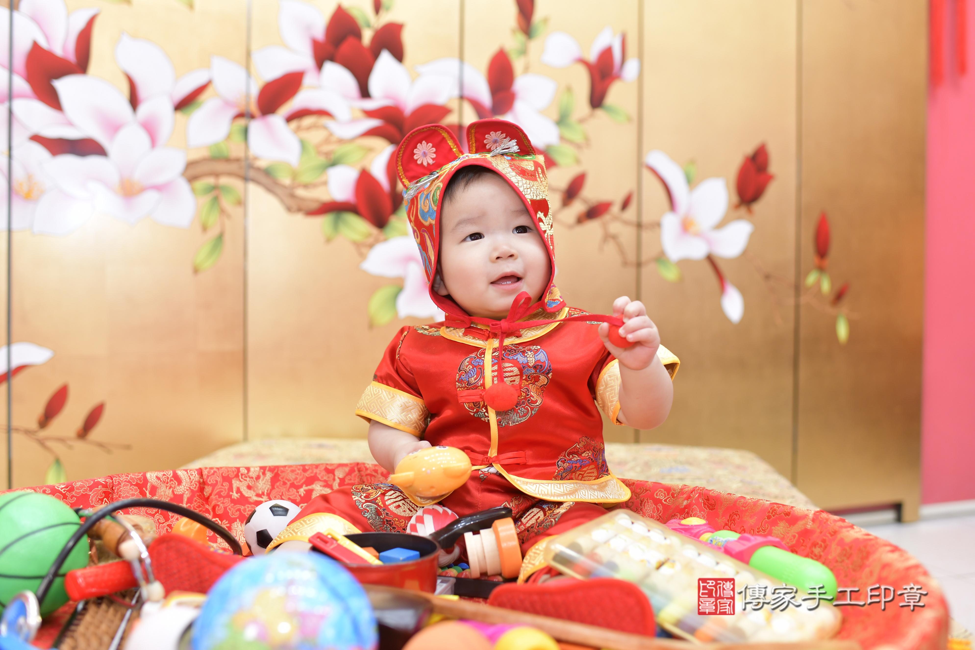 傳家手工印章新竹店、抓周、度脺、美式風會場、傳家嬰兒古禮、吉祥話、抓周道具物品24種、拍照。抓周證書。寶寶抓周、滿周歲、生日快樂、祝福 傳家手工印章新竹店、抓周、度脺、美式風會場、傳家嬰兒古禮、吉祥話、抓周道具物品24種、拍照。抓周證書。寶寶抓周、滿周歲、生日快樂、祝福