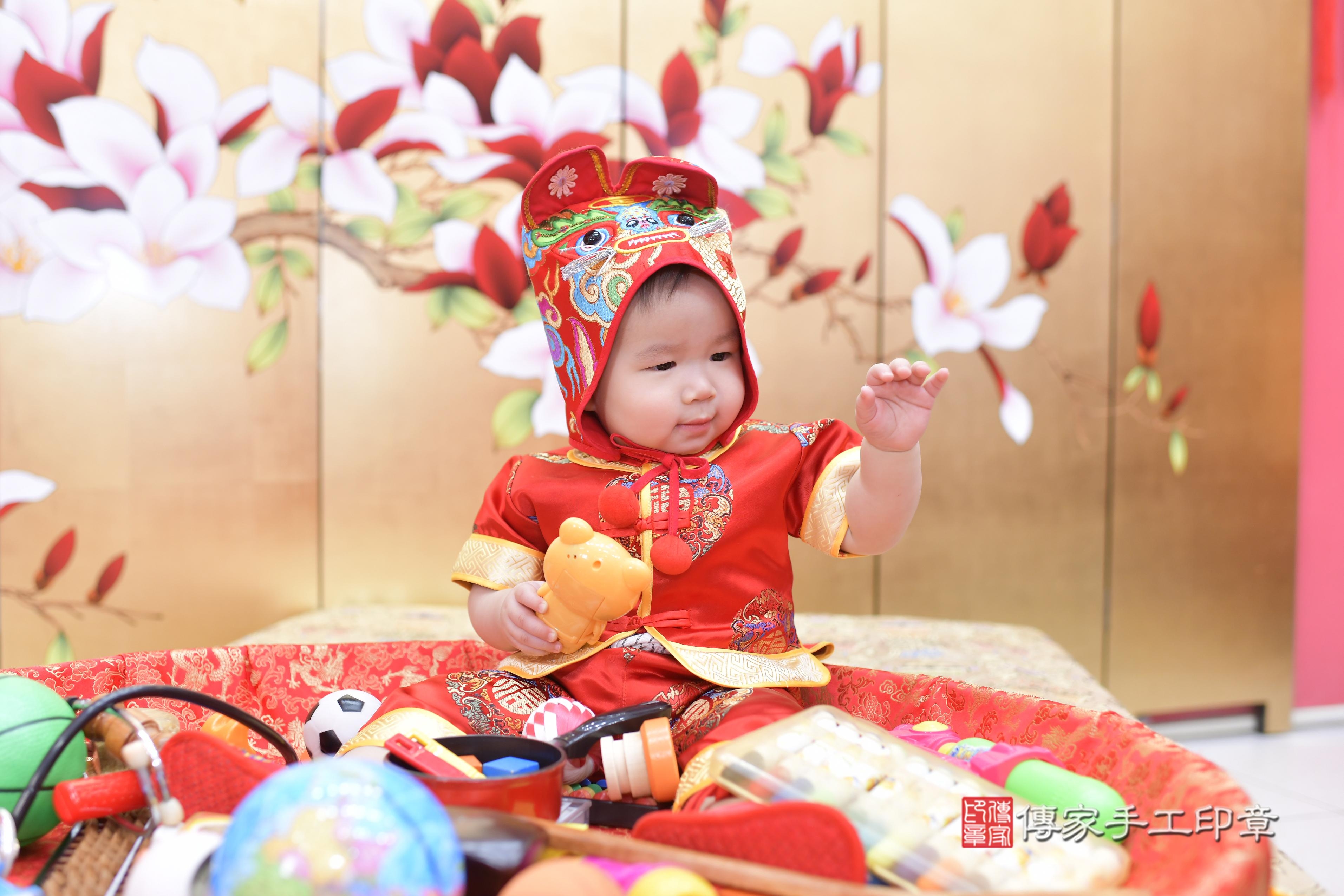 傳家手工印章新竹店、抓周、度脺、美式風會場、傳家嬰兒古禮、吉祥話、抓周道具物品24種、拍照。抓周證書。寶寶抓周、滿周歲、生日快樂、祝福 傳家手工印章新竹店、抓周、度脺、美式風會場、傳家嬰兒古禮、吉祥話、抓周道具物品24種、拍照。抓周證書。寶寶抓周、滿周歲、生日快樂、祝福