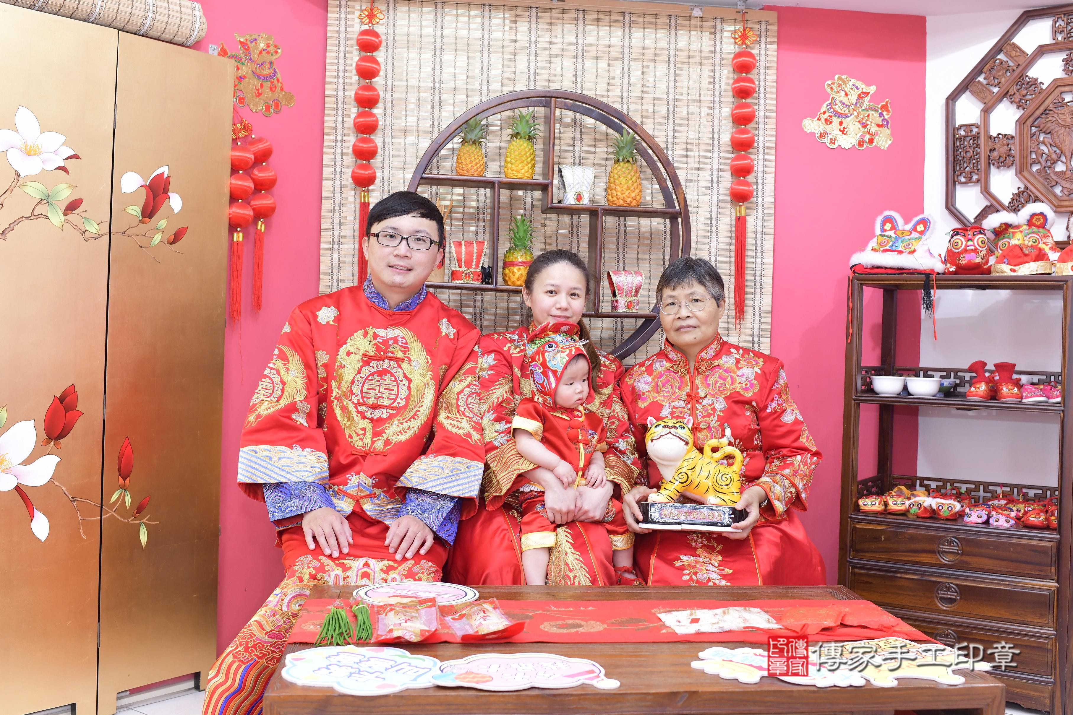 傳家手工印章新竹店、抓周、度脺、美式風會場、傳家嬰兒古禮、吉祥話、抓周道具物品24種、拍照。抓周證書。寶寶抓周、滿周歲、生日快樂、祝福 傳家手工印章新竹店、抓周、度脺、美式風會場、傳家嬰兒古禮、吉祥話、抓周道具物品24種、拍照。抓周證書。寶寶抓周、滿周歲、生日快樂、祝福