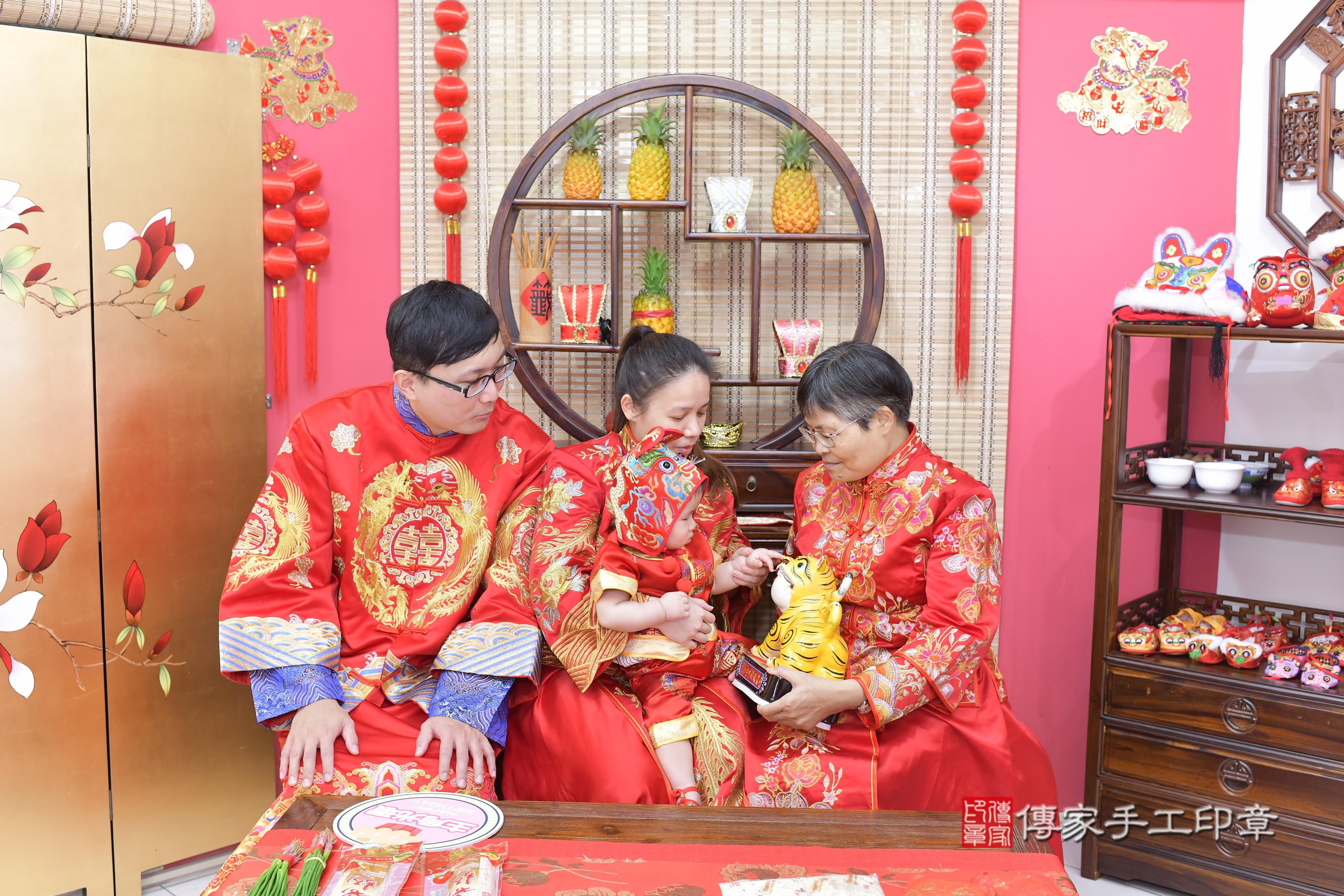 傳家手工印章新竹店、抓周、度脺、美式風會場、傳家嬰兒古禮、吉祥話、抓周道具物品24種、拍照。抓周證書。寶寶抓周、滿周歲、生日快樂、祝福 傳家手工印章新竹店、抓周、度脺、美式風會場、傳家嬰兒古禮、吉祥話、抓周道具物品24種、拍照。抓周證書。寶寶抓周、滿周歲、生日快樂、祝福