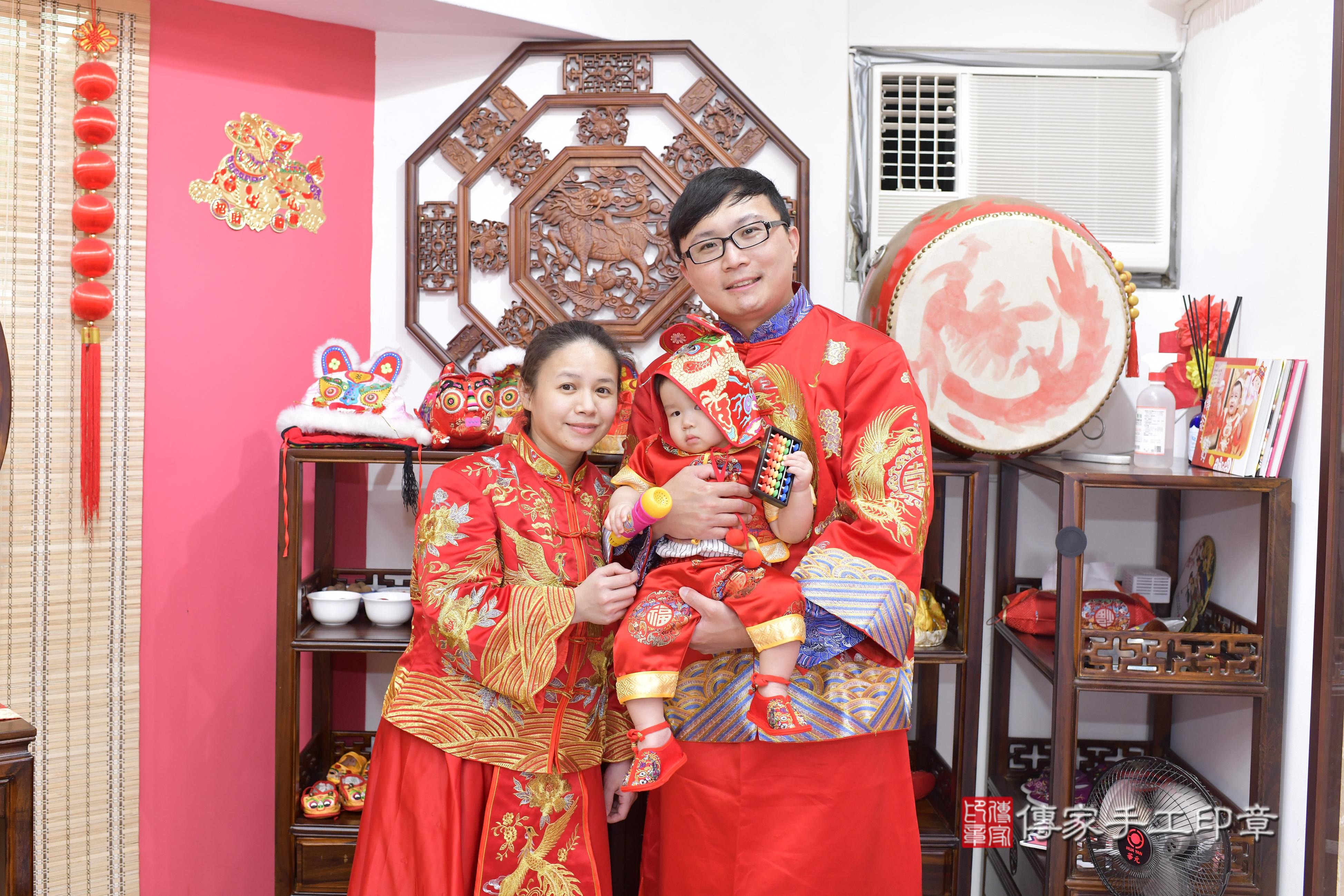 傳家手工印章新竹店、抓周、度脺、美式風會場、傳家嬰兒古禮、吉祥話、抓周道具物品24種、拍照。抓周證書。寶寶抓周、滿周歲、生日快樂、祝福 傳家手工印章新竹店、抓周、度脺、美式風會場、傳家嬰兒古禮、吉祥話、抓周道具物品24種、拍照。抓周證書。寶寶抓周、滿周歲、生日快樂、祝福