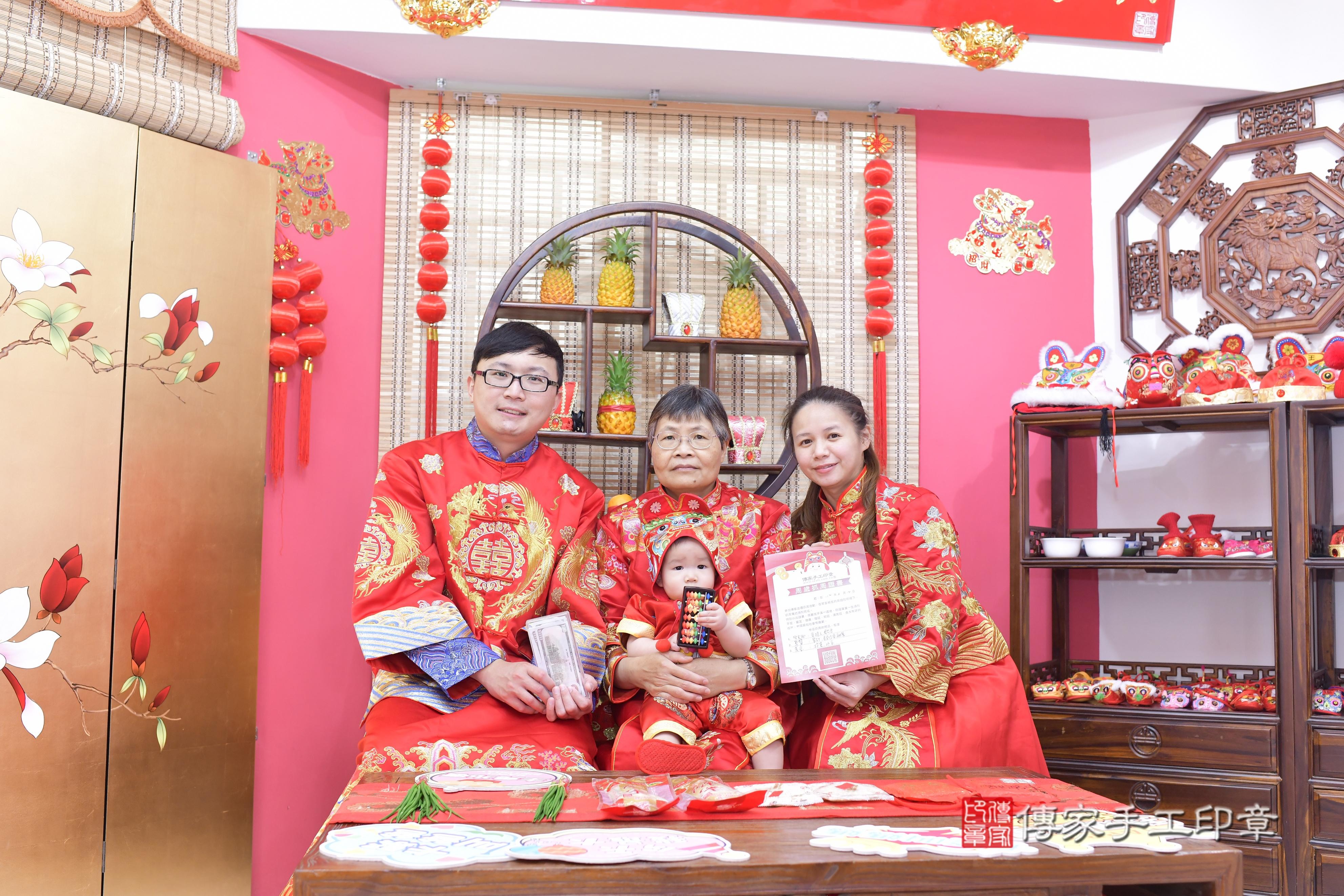 傳家手工印章新竹店、抓周、度脺、美式風會場、傳家嬰兒古禮、吉祥話、抓周道具物品24種、拍照。抓周證書。寶寶抓周、滿周歲、生日快樂、祝福