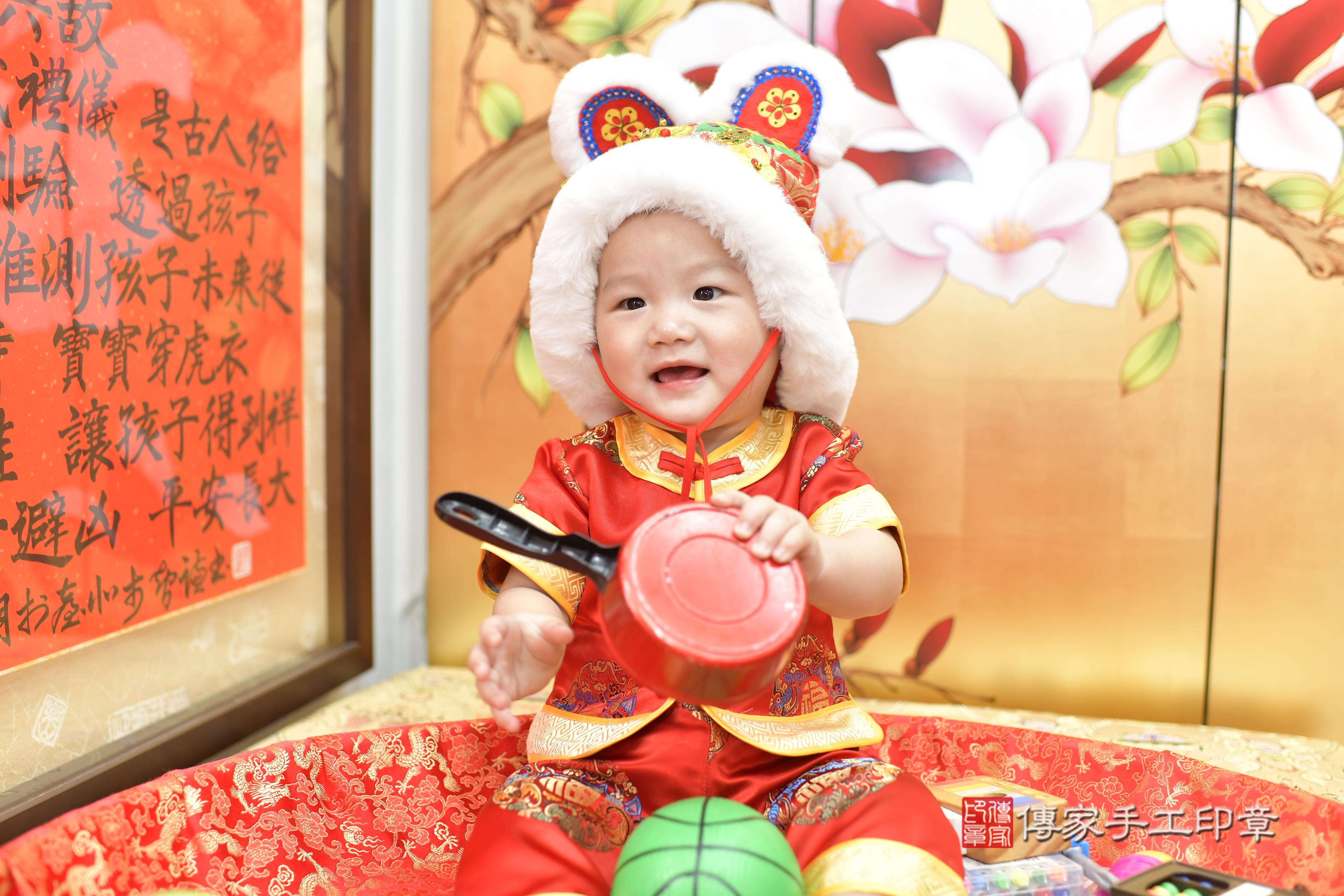 傳家手工印章新竹店、抓周、度脺、美式風會場、傳家嬰兒古禮、吉祥話、抓周道具物品24種、拍照。抓周證書。寶寶抓周、滿周歲、生日快樂、祝福 傳家手工印章新竹店、抓周、度脺、美式風會場、傳家嬰兒古禮、吉祥話、抓周道具物品24種、拍照。抓周證書。寶寶抓周、滿周歲、生日快樂、祝福