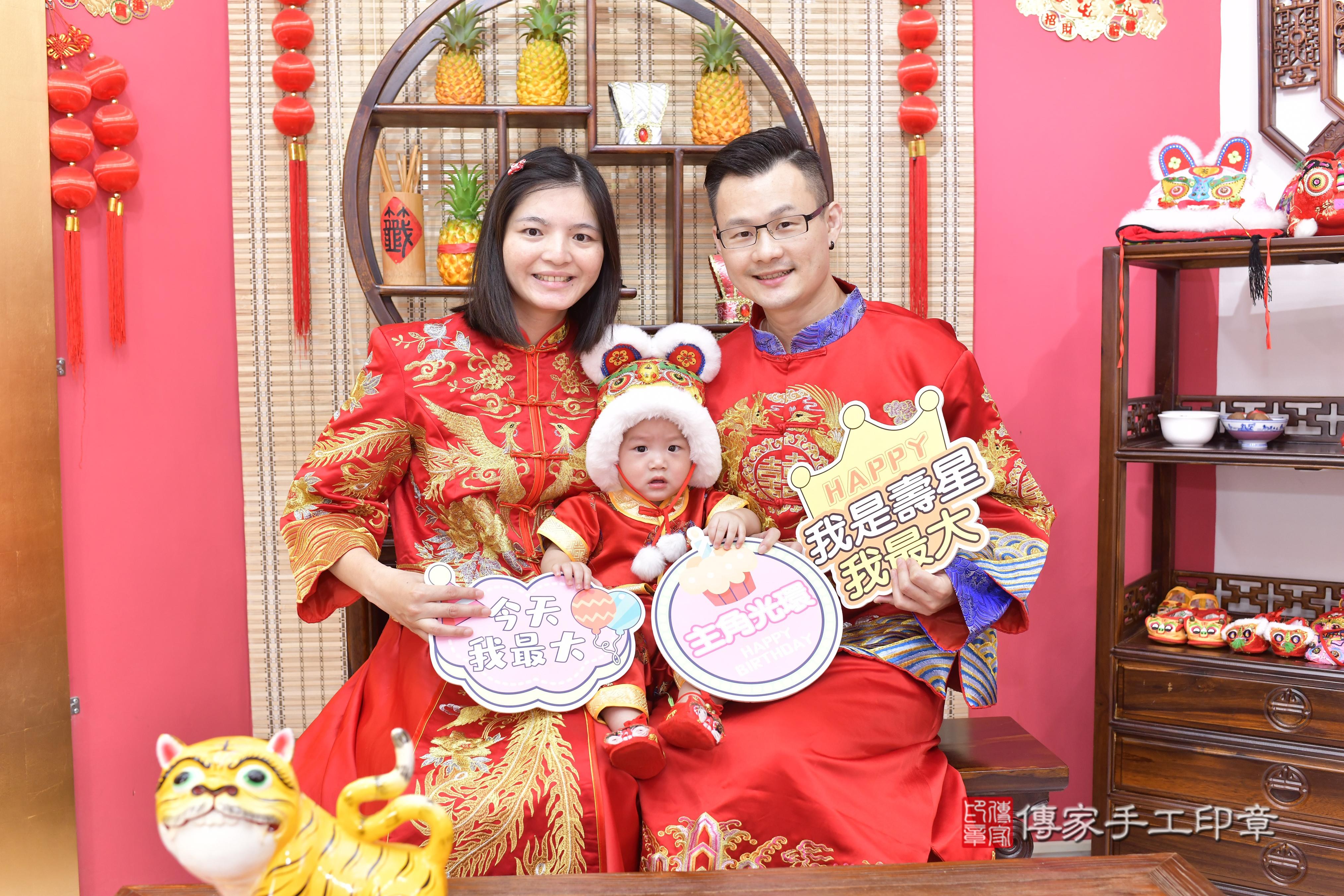 傳家手工印章新竹店、抓周、度脺、美式風會場、傳家嬰兒古禮、吉祥話、抓周道具物品24種、拍照。抓周證書。寶寶抓周、滿周歲、生日快樂、祝福 傳家手工印章新竹店、抓周、度脺、美式風會場、傳家嬰兒古禮、吉祥話、抓周道具物品24種、拍照。抓周證書。寶寶抓周、滿周歲、生日快樂、祝福