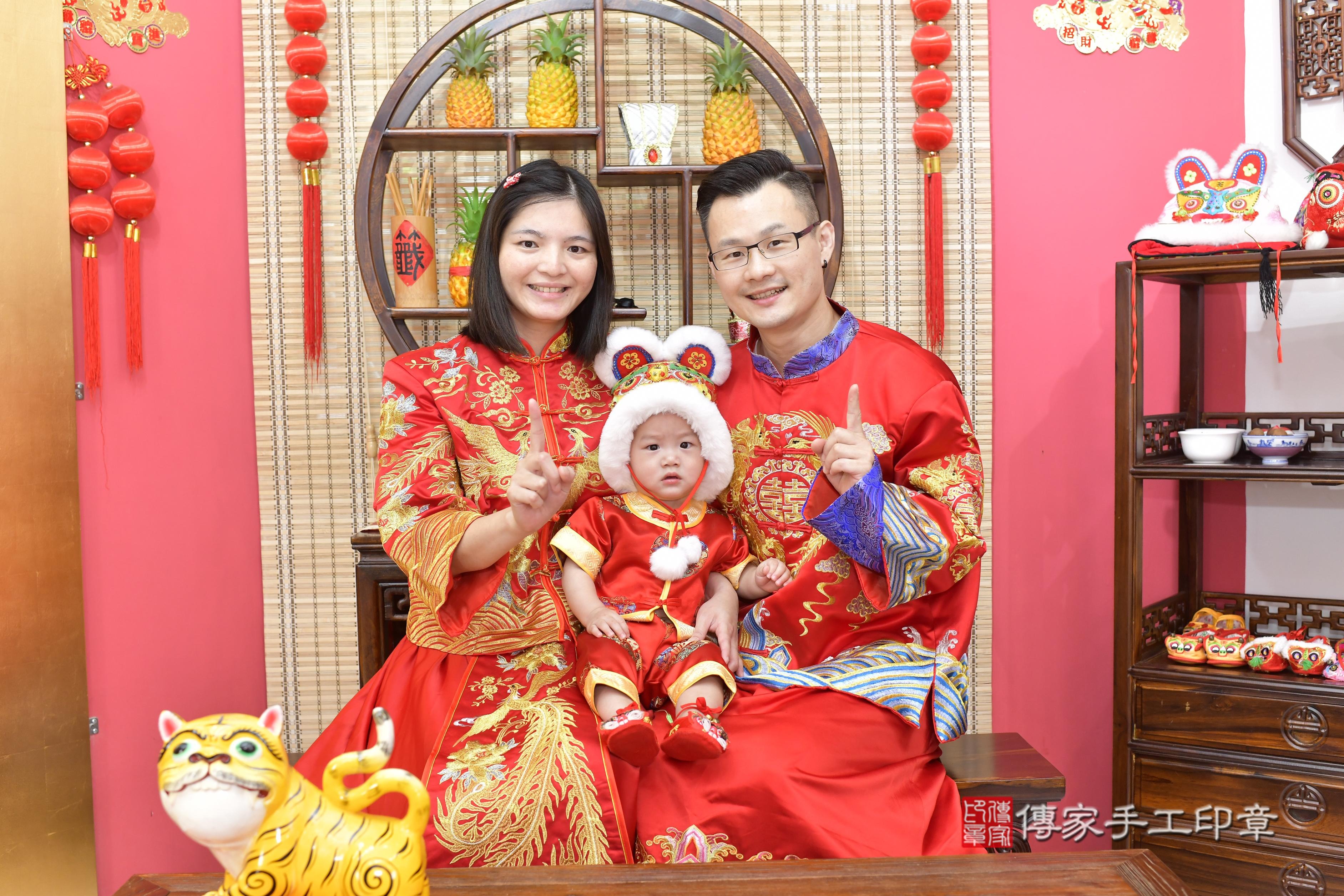 傳家手工印章新竹店、抓周、度脺、美式風會場、傳家嬰兒古禮、吉祥話、抓周道具物品24種、拍照。抓周證書。寶寶抓周、滿周歲、生日快樂、祝福 傳家手工印章新竹店、抓周、度脺、美式風會場、傳家嬰兒古禮、吉祥話、抓周道具物品24種、拍照。抓周證書。寶寶抓周、滿周歲、生日快樂、祝福