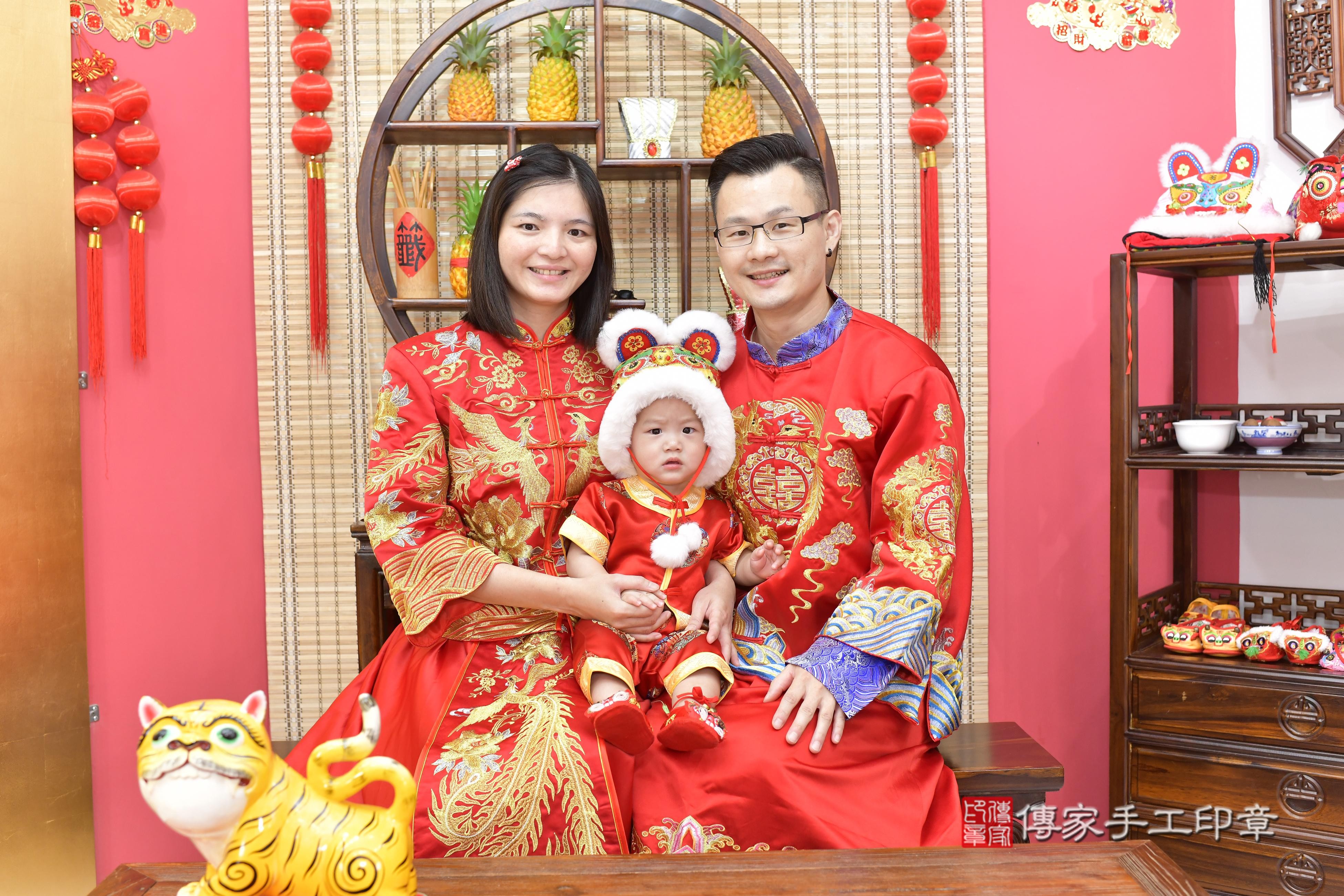 傳家手工印章新竹店、抓周、度脺、美式風會場、傳家嬰兒古禮、吉祥話、抓周道具物品24種、拍照。抓周證書。寶寶抓周、滿周歲、生日快樂、祝福 傳家手工印章新竹店、抓周、度脺、美式風會場、傳家嬰兒古禮、吉祥話、抓周道具物品24種、拍照。抓周證書。寶寶抓周、滿周歲、生日快樂、祝福