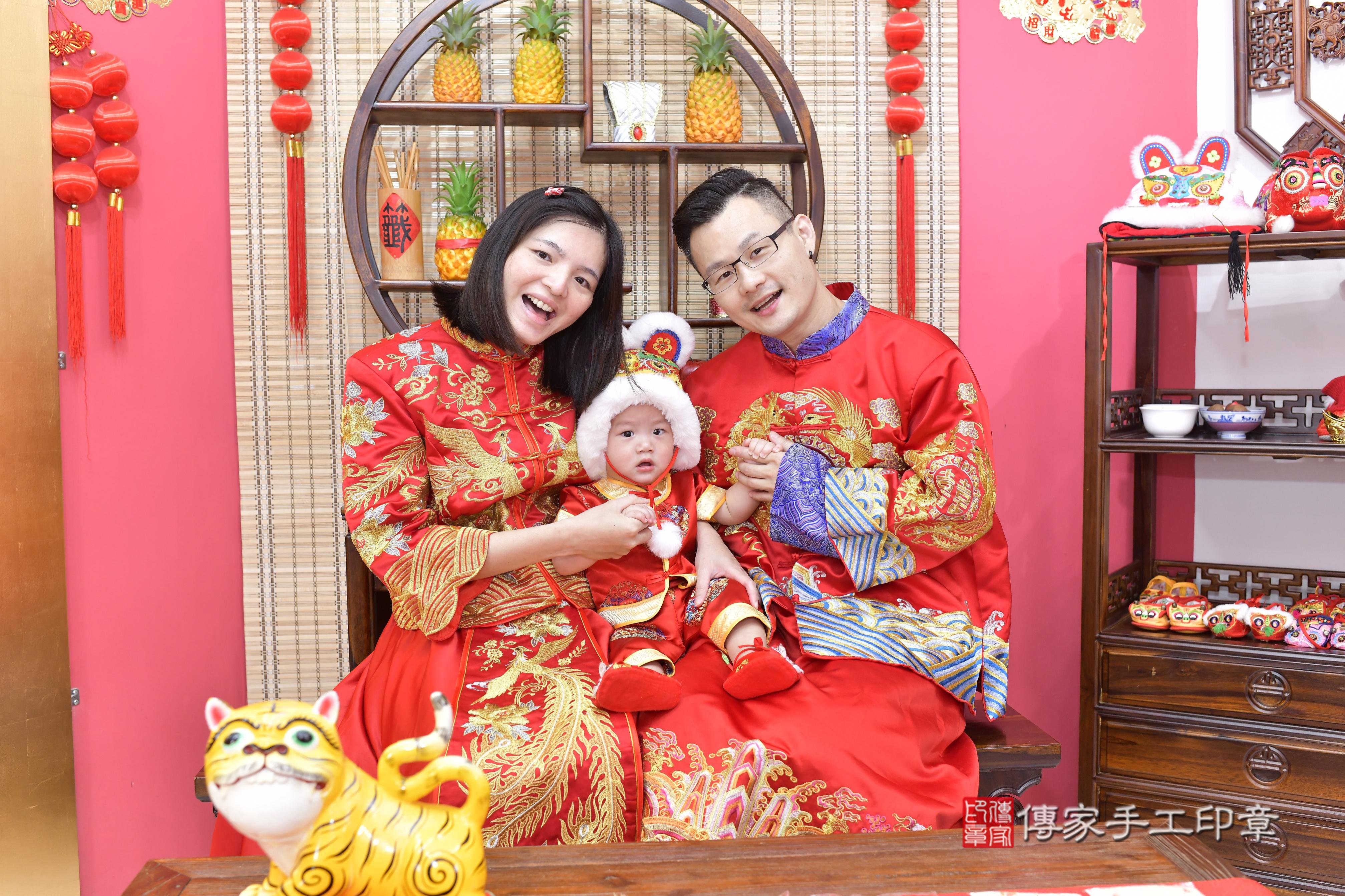 傳家手工印章新竹店、抓周、度脺、美式風會場、傳家嬰兒古禮、吉祥話、抓周道具物品24種、拍照。抓周證書。寶寶抓周、滿周歲、生日快樂、祝福 傳家手工印章新竹店、抓周、度脺、美式風會場、傳家嬰兒古禮、吉祥話、抓周道具物品24種、拍照。抓周證書。寶寶抓周、滿周歲、生日快樂、祝福